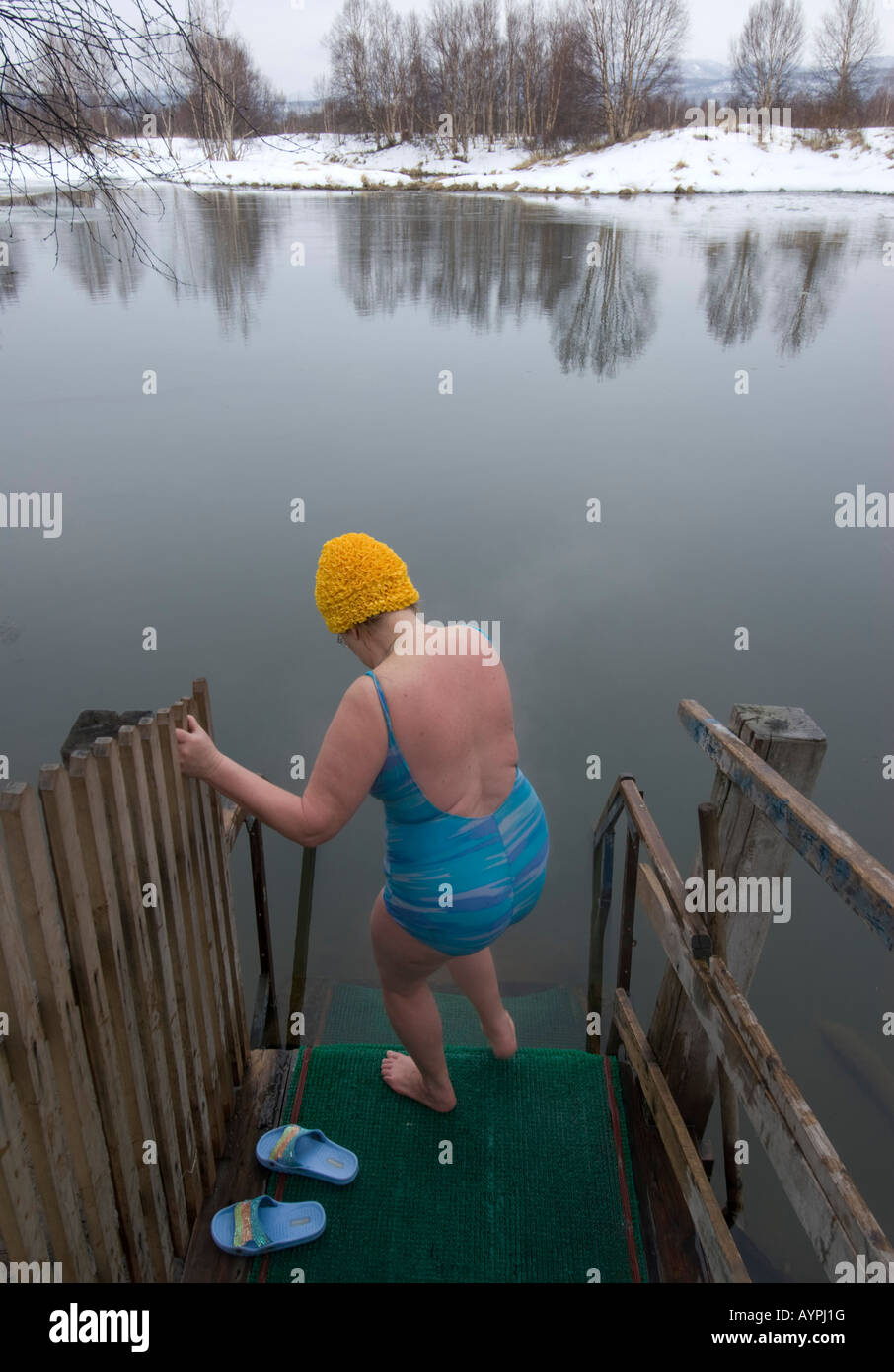 Frau, Schwimmen im See im Winter bei Ozerki Hot Springs in der Nähe von Petropawlowsk-Kamtschatski in Kamtschatka russischen Fernen Osten 2008 Stockfoto
