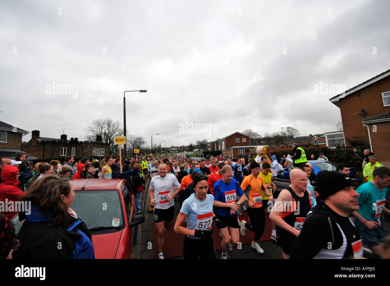 große Massen von Marathon-Läufer an der Startlinie Dronfield 10k laufen Sheffield South Yorkshire England Stockfoto
