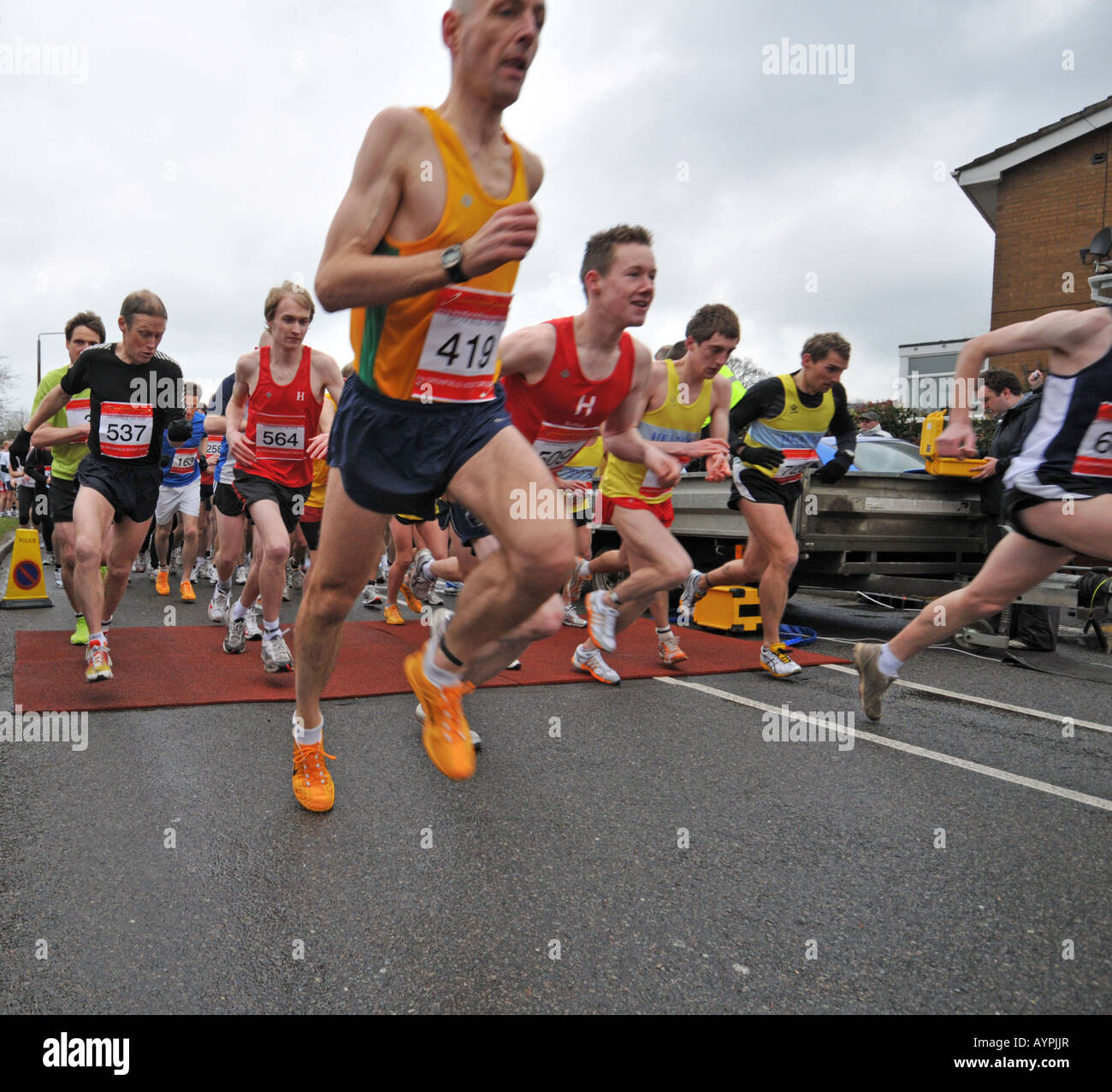 Nahaufnahme eines Marathon-Läufer an der Startlinie Aufrechnung Dronfield 10k laufen Sheffield South Yorkshire in England Stockfoto