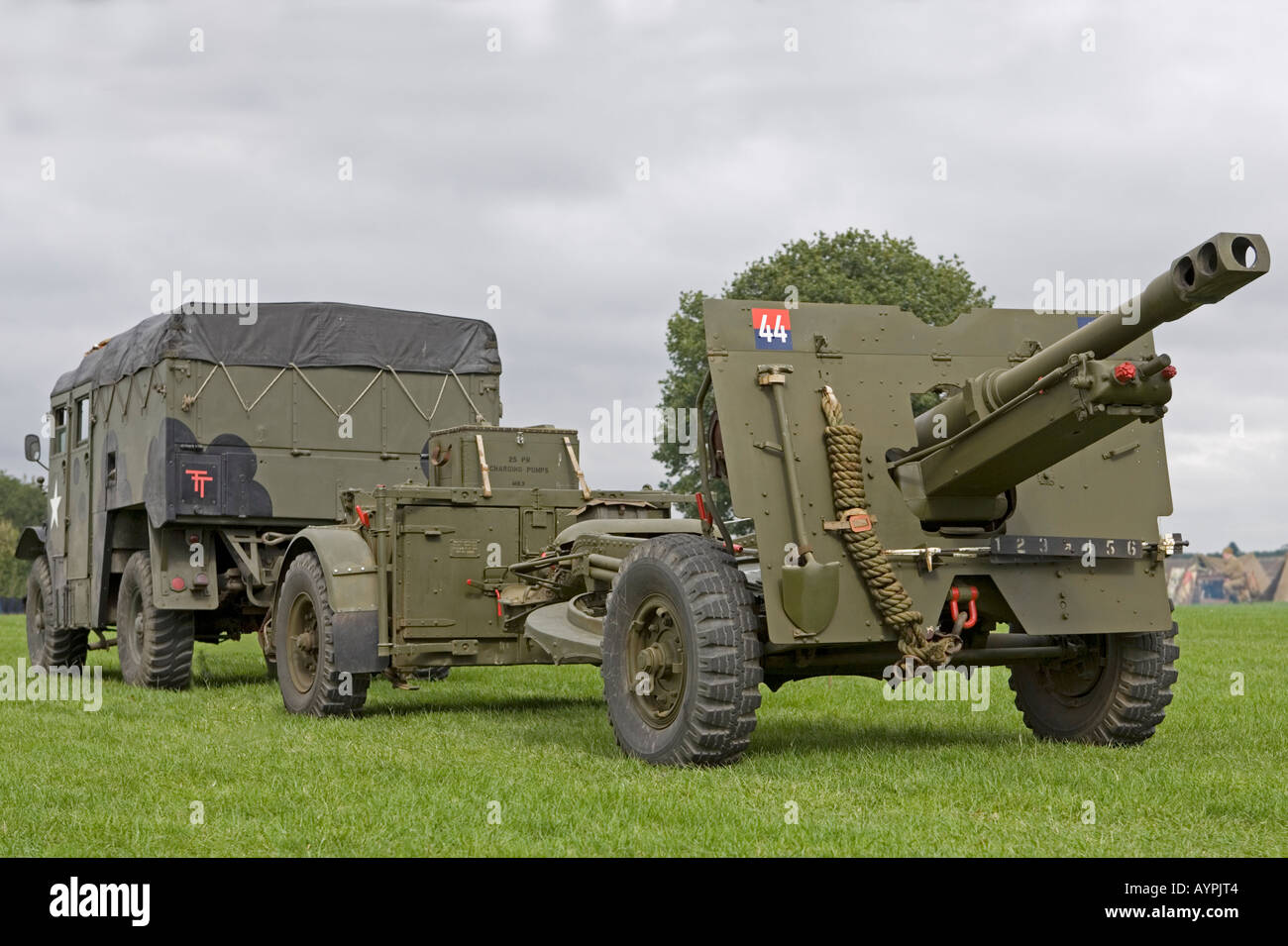 WW2 25 Pfund Feldgeschütz & Traktor Stockfoto