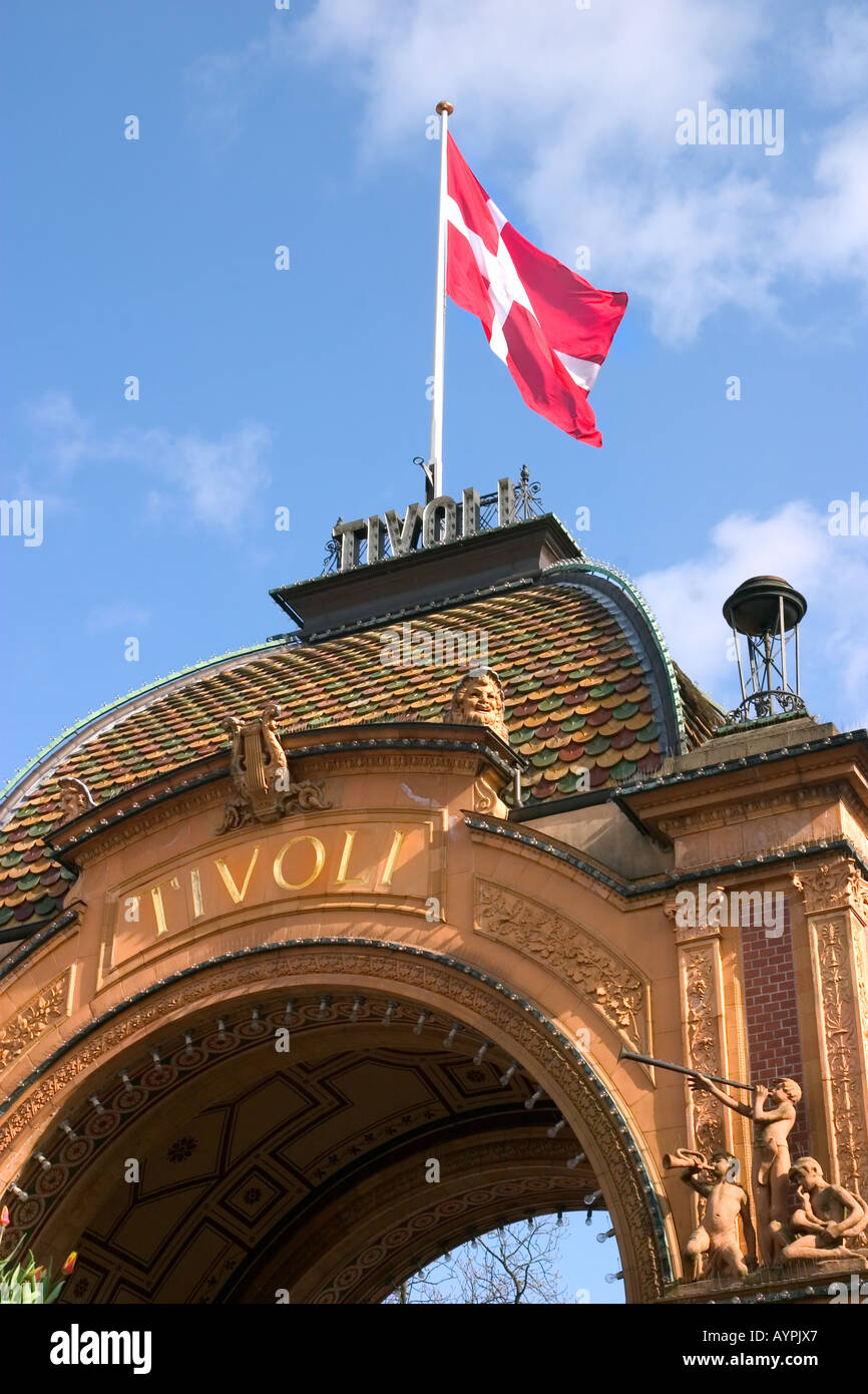 Tivoli-Eingang Tor mit der Flagge Dannebrog Kopenhagen Dänemark Stockfoto