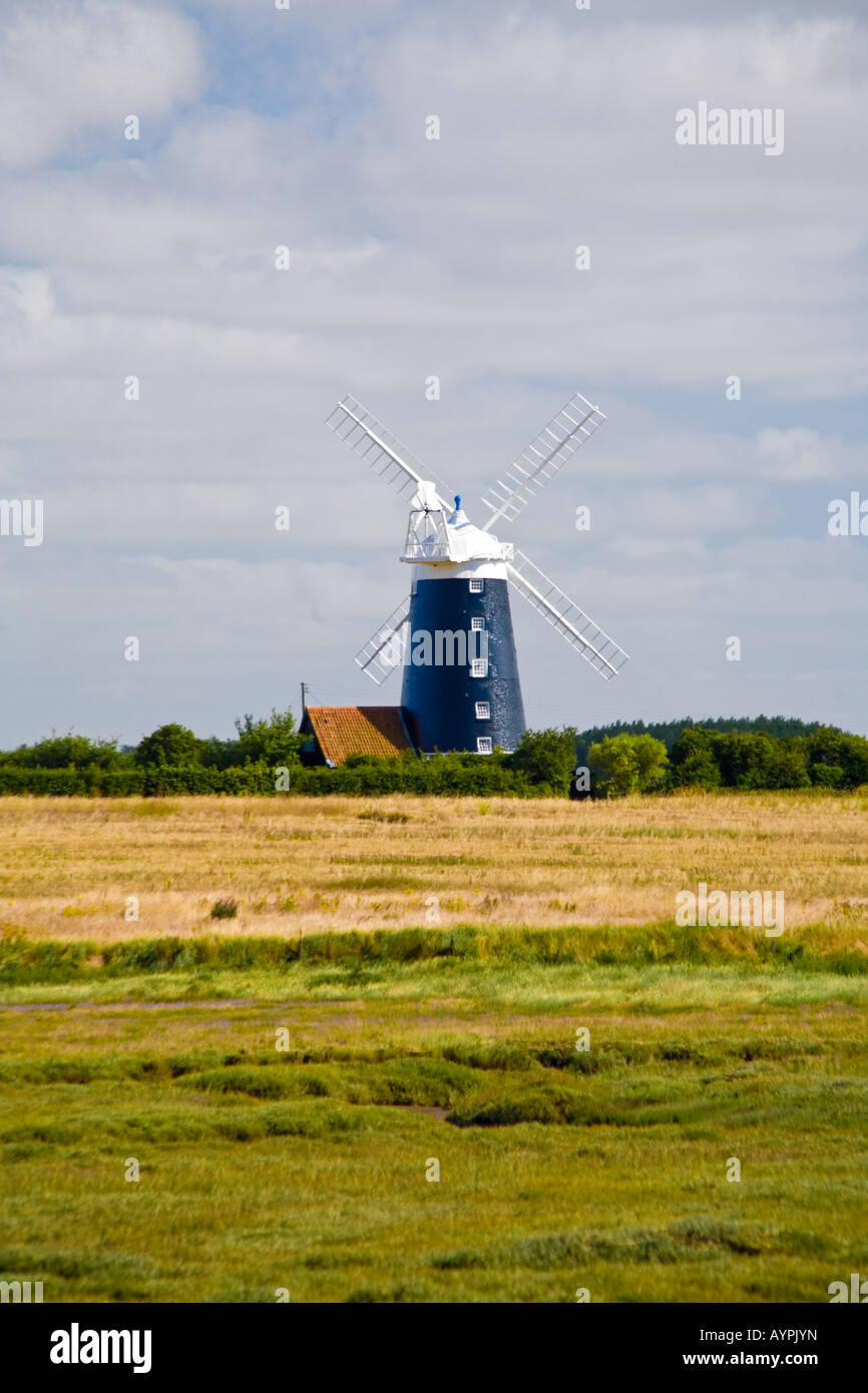 Historische Windmühle Ar Burnham Norton Norfolk England mit blauen Sommerhimmel und Weizenfeld im Vordergrund Stockfoto