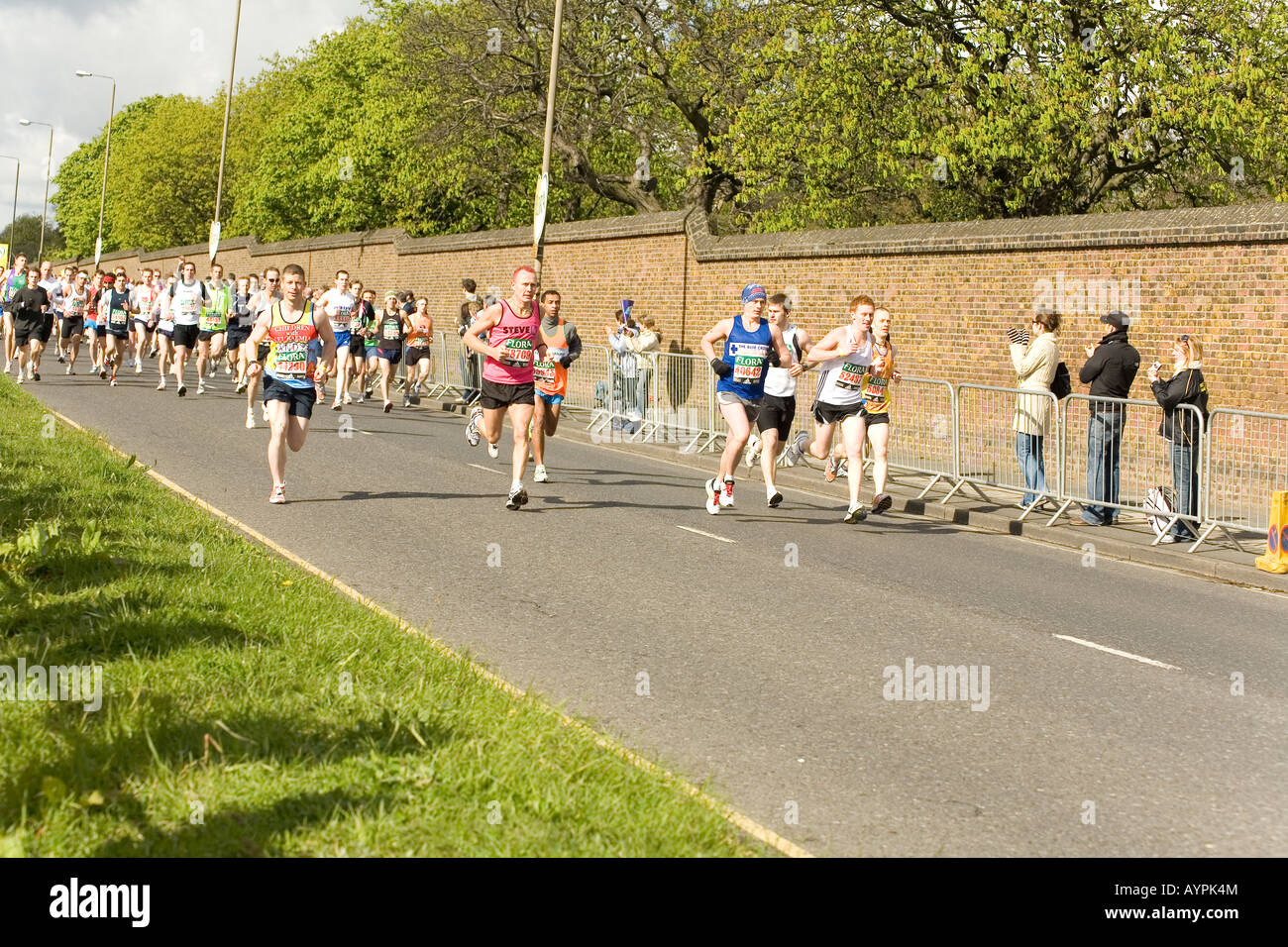Die roten Start für den London Flora 2008 Marathon, Just außerhalb Greenwich Park, London, England. Stockfoto