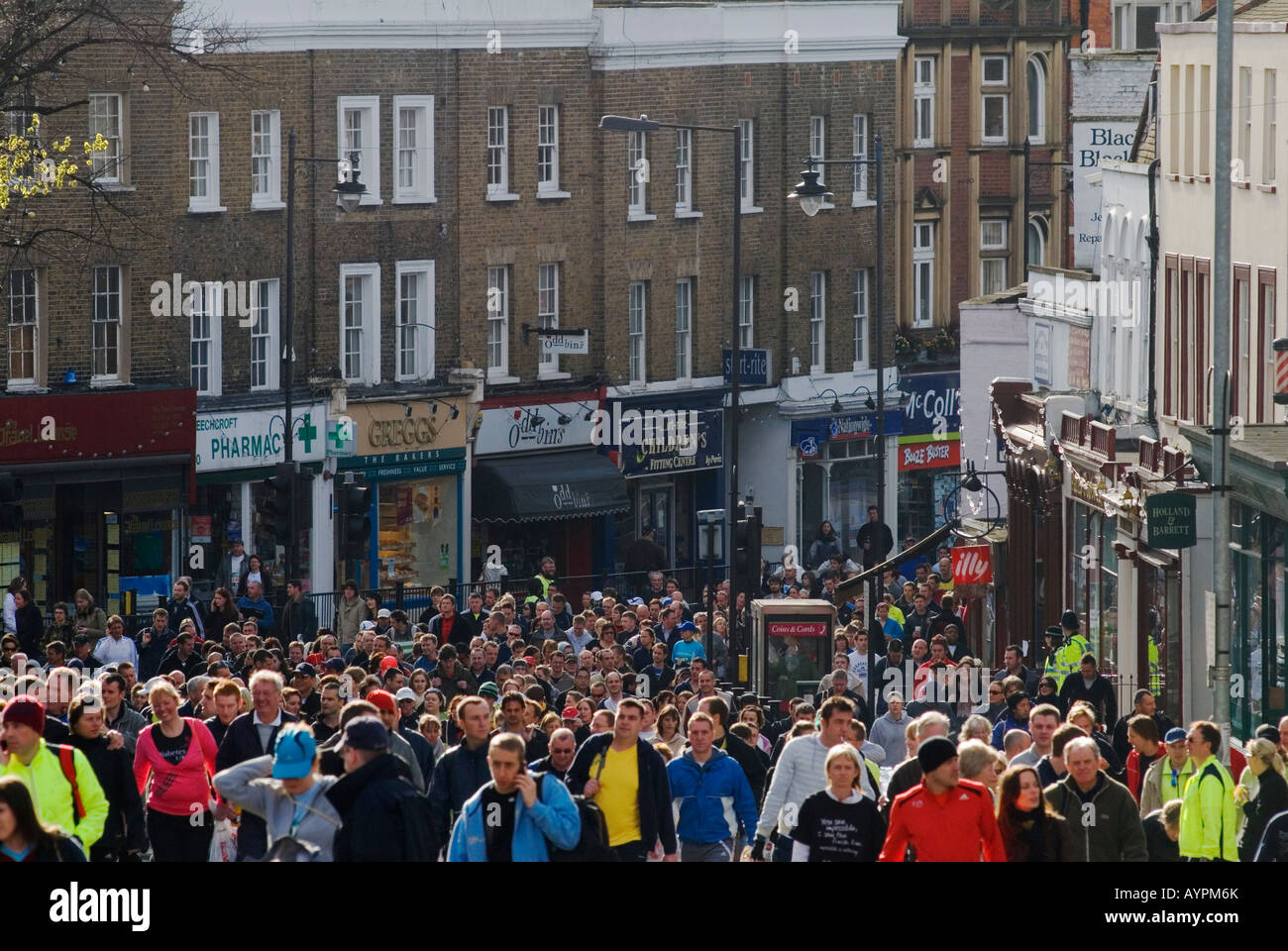 Am London Marathon Day kommen viele Läufer zum Start des Laufens. Das ruhige Vale, Blackheath Village, South SE21 London UK 2008 2000s Stockfoto
