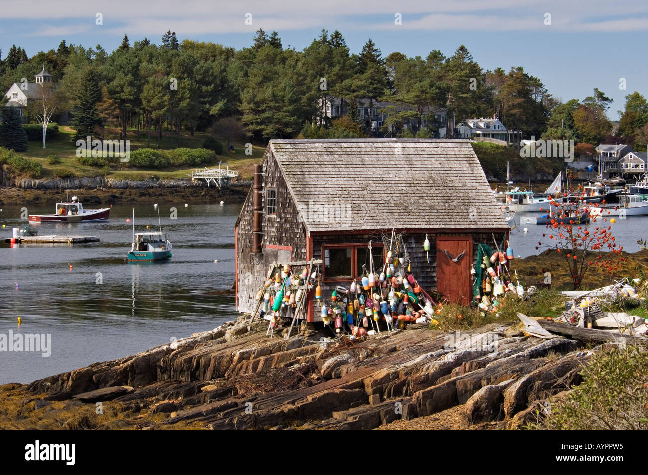 Hummer-Bojen außerhalb Angeln Shack bei Ebbe auf Makrele Cove Bailey Insel Maine Stockfoto