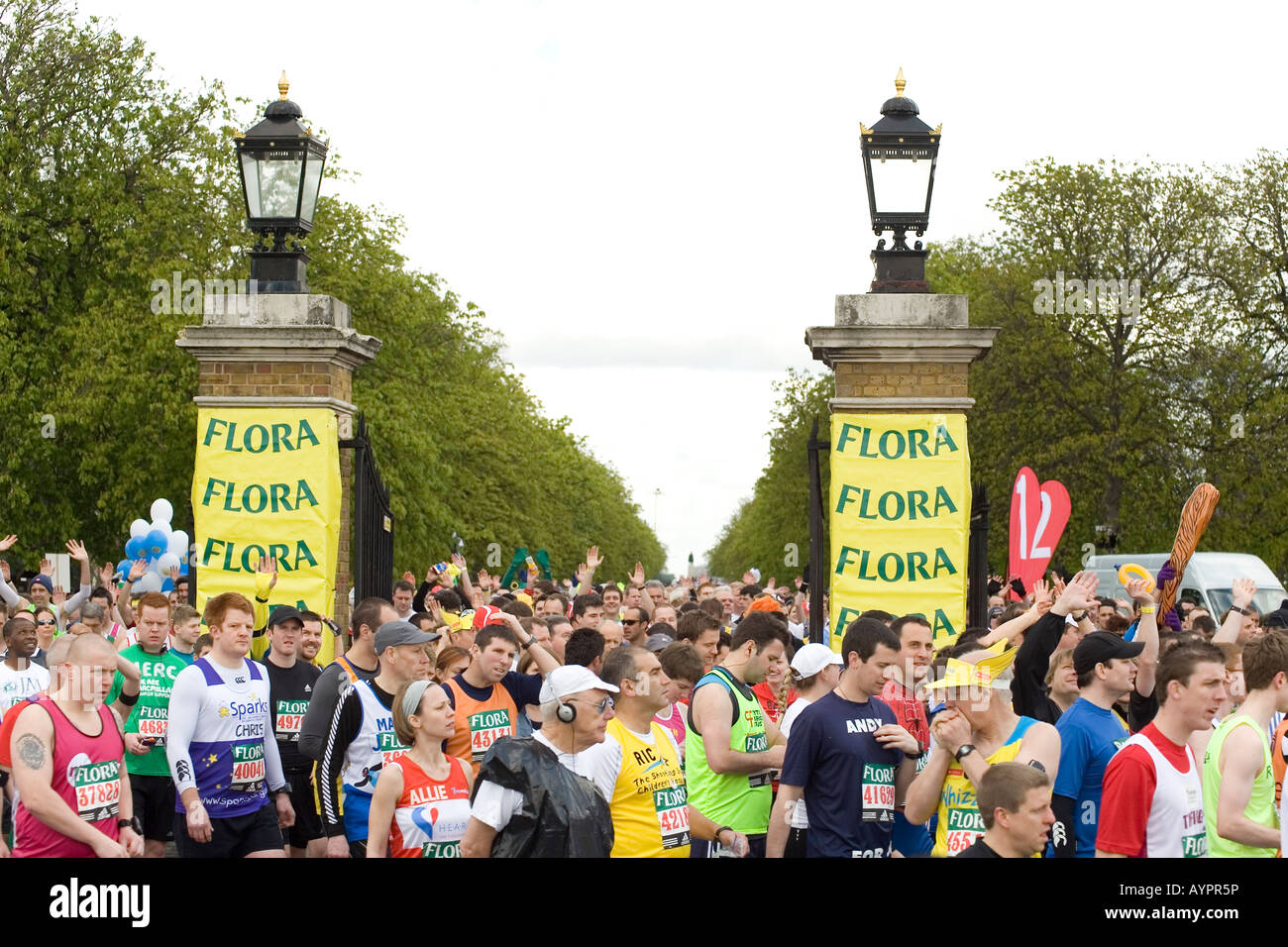 Der London-Marathon 2008, Läufer verlassen Greenwich Park kurz vor der offiziellen roten Startlinie. Greenwich London England. Stockfoto