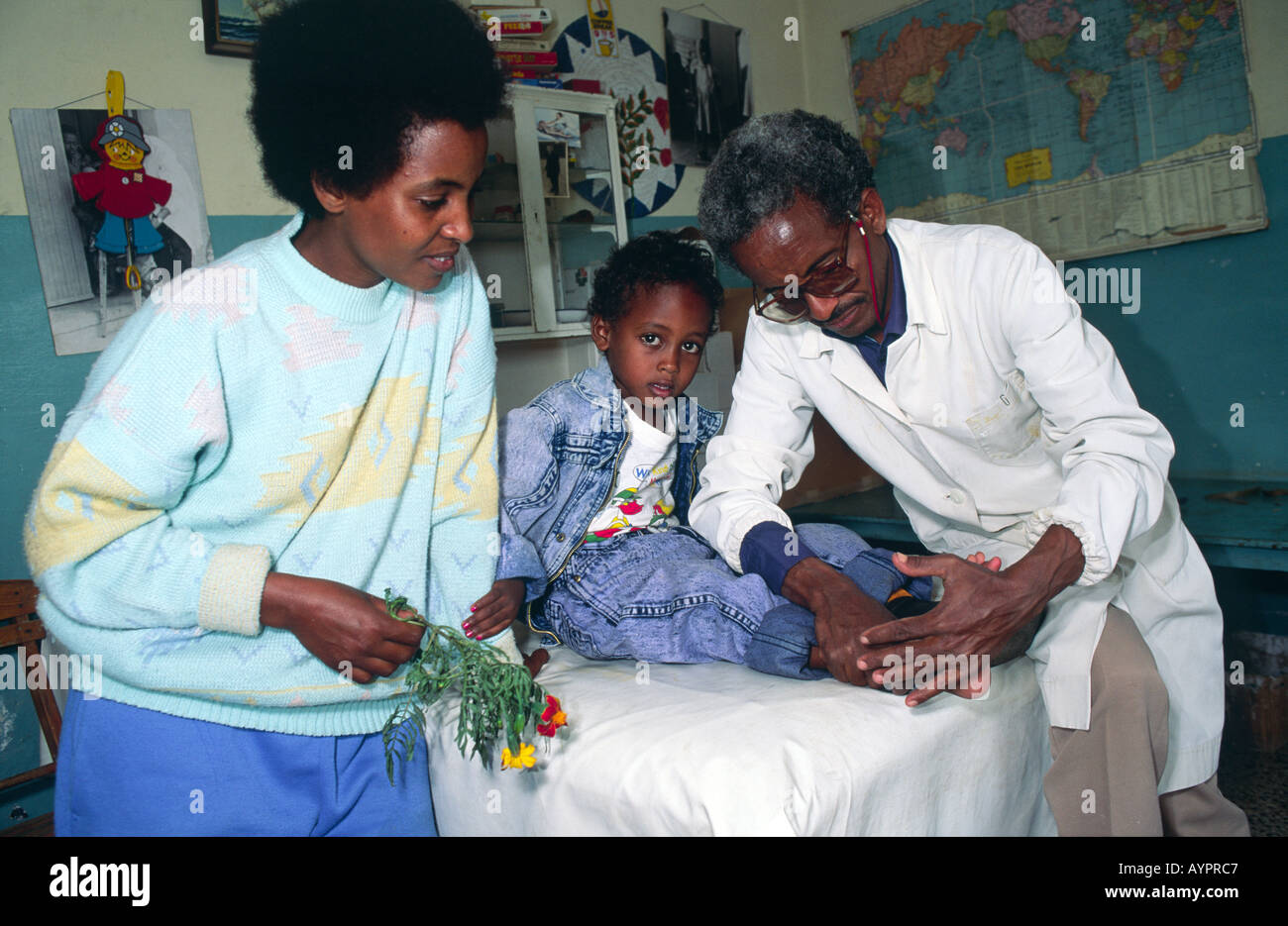 Mutter mit Kind bei der Post behandelt wird - polio Klinik in Asmar, Eritrea Stockfoto