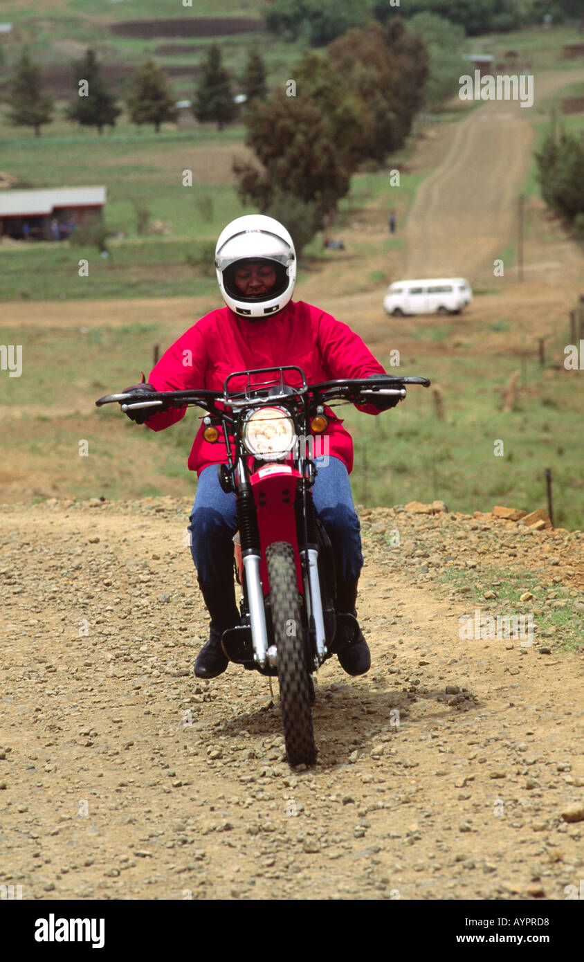 Besuchen Gesundheit Arbeiter auf einem Motorrad mit Fahrer für Gesundheit Programm in ländlichen Lesotho Stockfoto