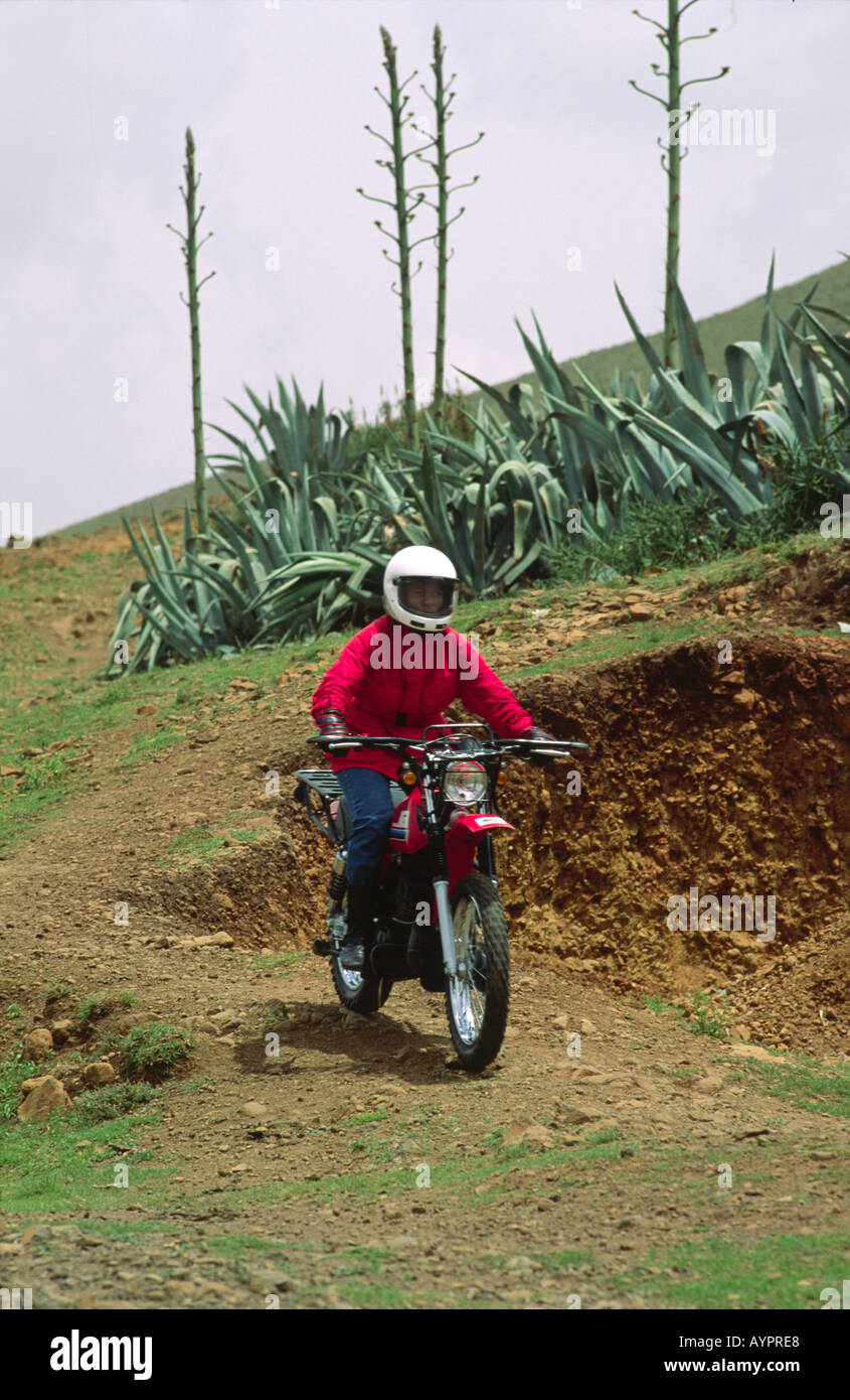 Ein ausgebildeter im Gesundheitswesen, auf dem Reiter für Gesundheit Programm, auf einem Motorrad auf dem Weg zu einer abgelegenen ländlichen Gegend. Lesotho Stockfoto