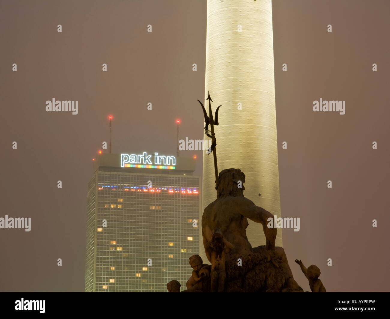 Sockel des Fernsehturms, Neptunbrunnen, Hotel Park Inn, Mitte, Berlin, Deutschland, Europa Stockfoto