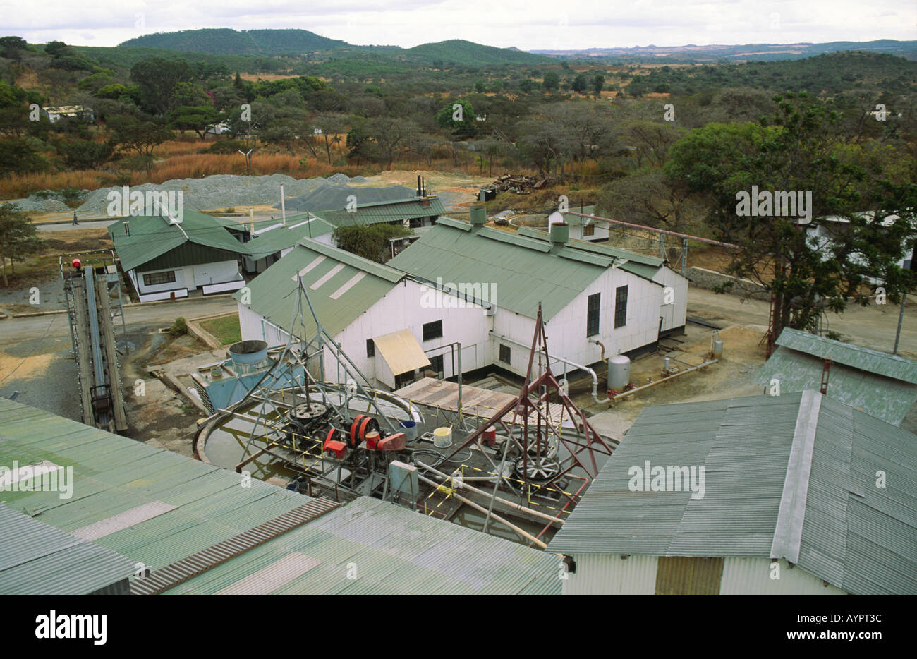 Gebäude an der alten Goldmine Jumbo, die 2015 geschlossen wurde. Jetzt wird das Bergwerk von handwerklichen Bergleuten unter gefährlichen Bedingungen bearbeitet, so Mazowe. Simbabwe Stockfoto