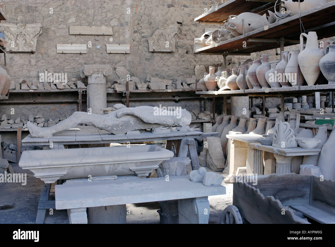 Amphoren und Besetzung von einer toten Person in einer Lagerhalle in Pompei (Pompeji), Kampanien, Italien Stockfoto