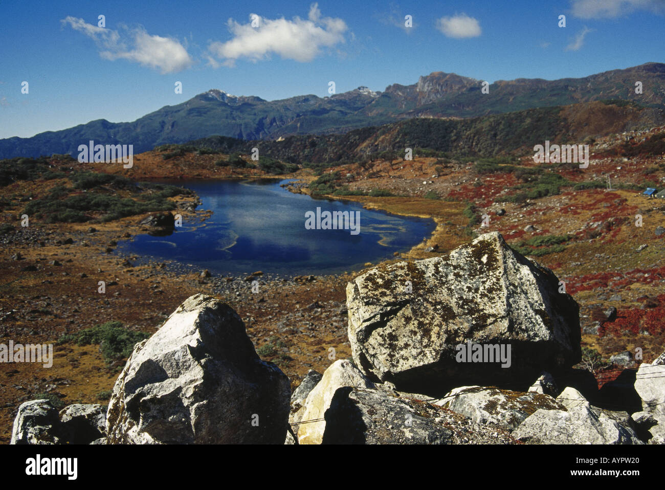 AJI74539 Nagula See umgeben von Bergen Tawang Arunachal Pradesh, Indien Stockfoto