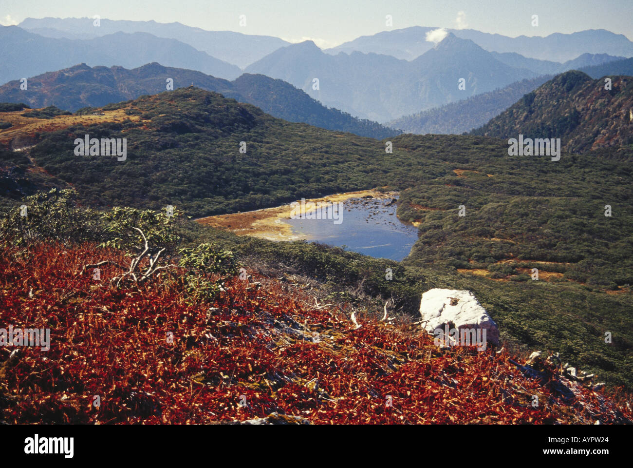 AJI74540 Nagula See umgeben von Bergen Tawang Arunachal Pradesh, Indien Stockfoto