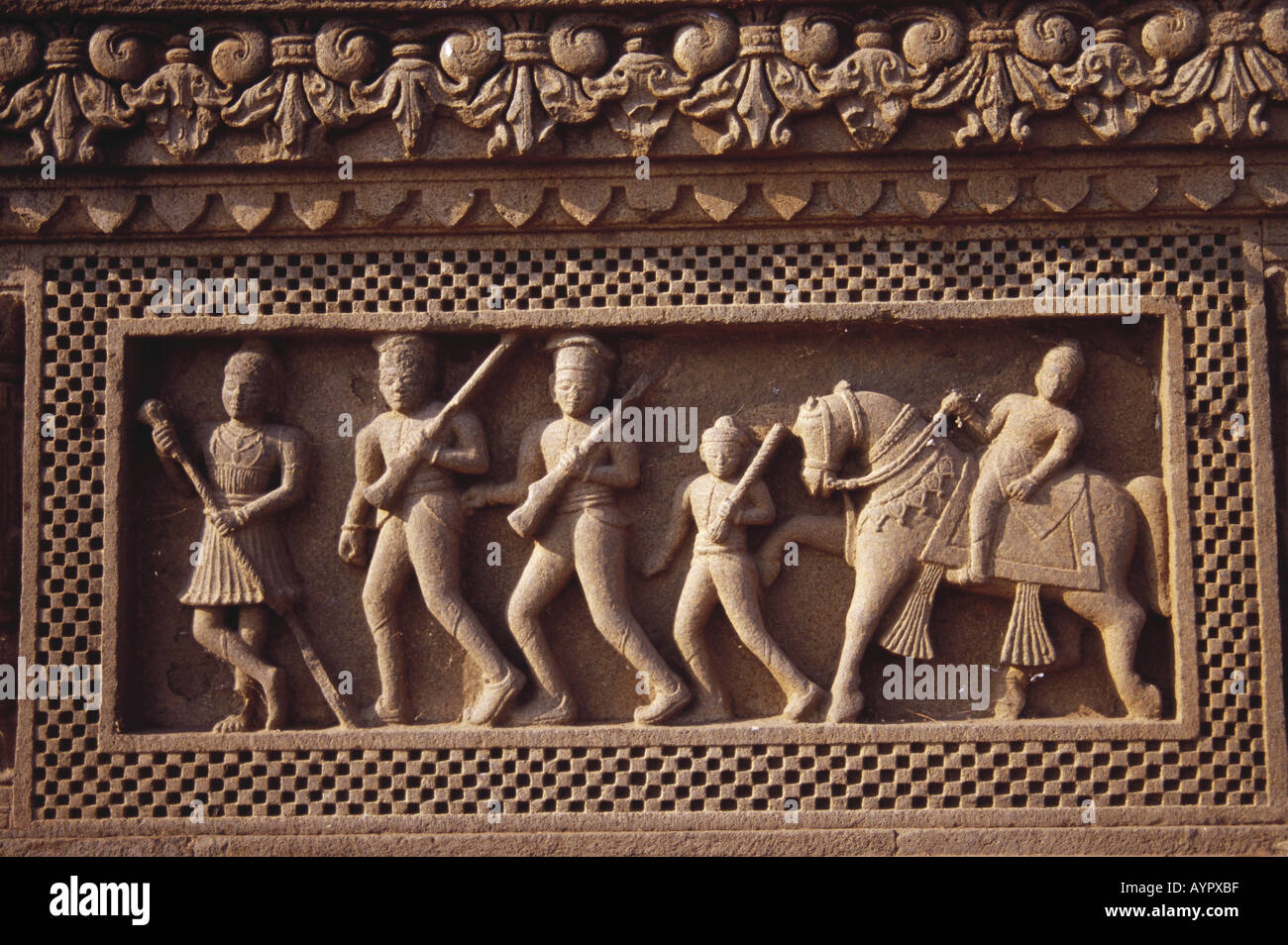 AJI74590 Carving-Panel der Armee marschiert auf Hindu Tempel Maheshwar Madhya Pradesh, Indien Stockfoto