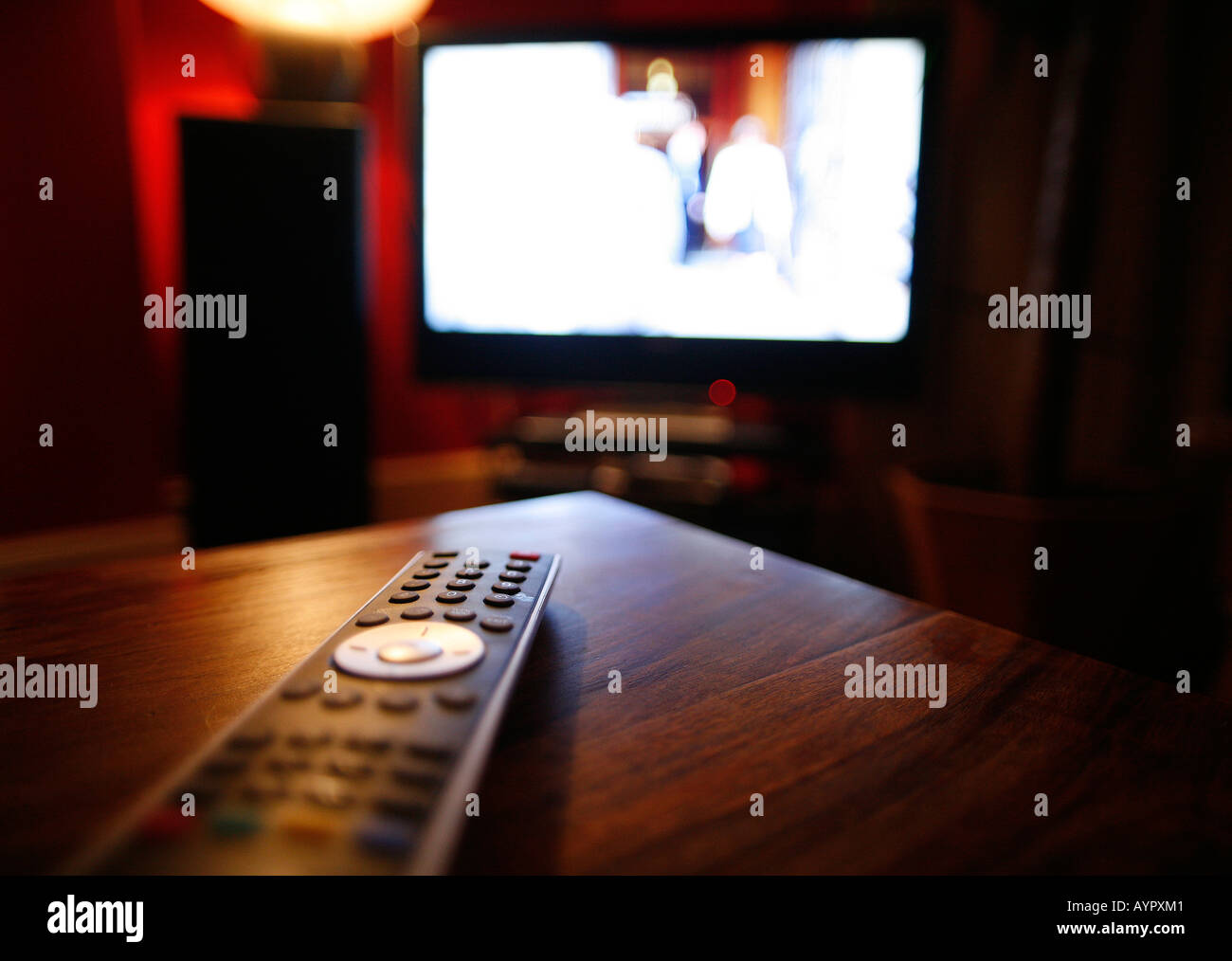 TV-Fernbedienung auf einem Couchtisch Stockfoto