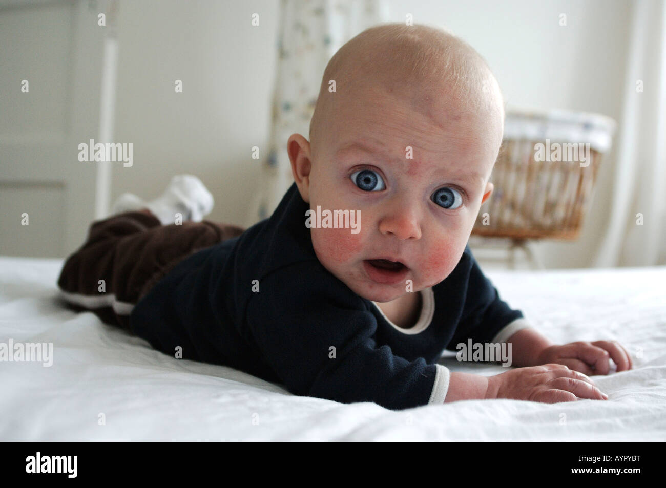 sechs Monate alten Babyjungen im Schlafzimmer seiner Eltern Stockfoto