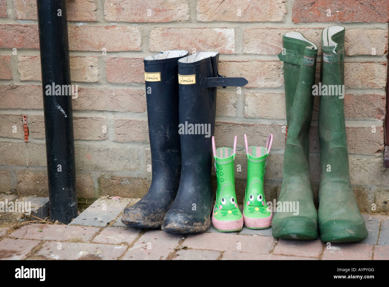 Gummistiefel stehen gegen eine Mauer Stockfoto