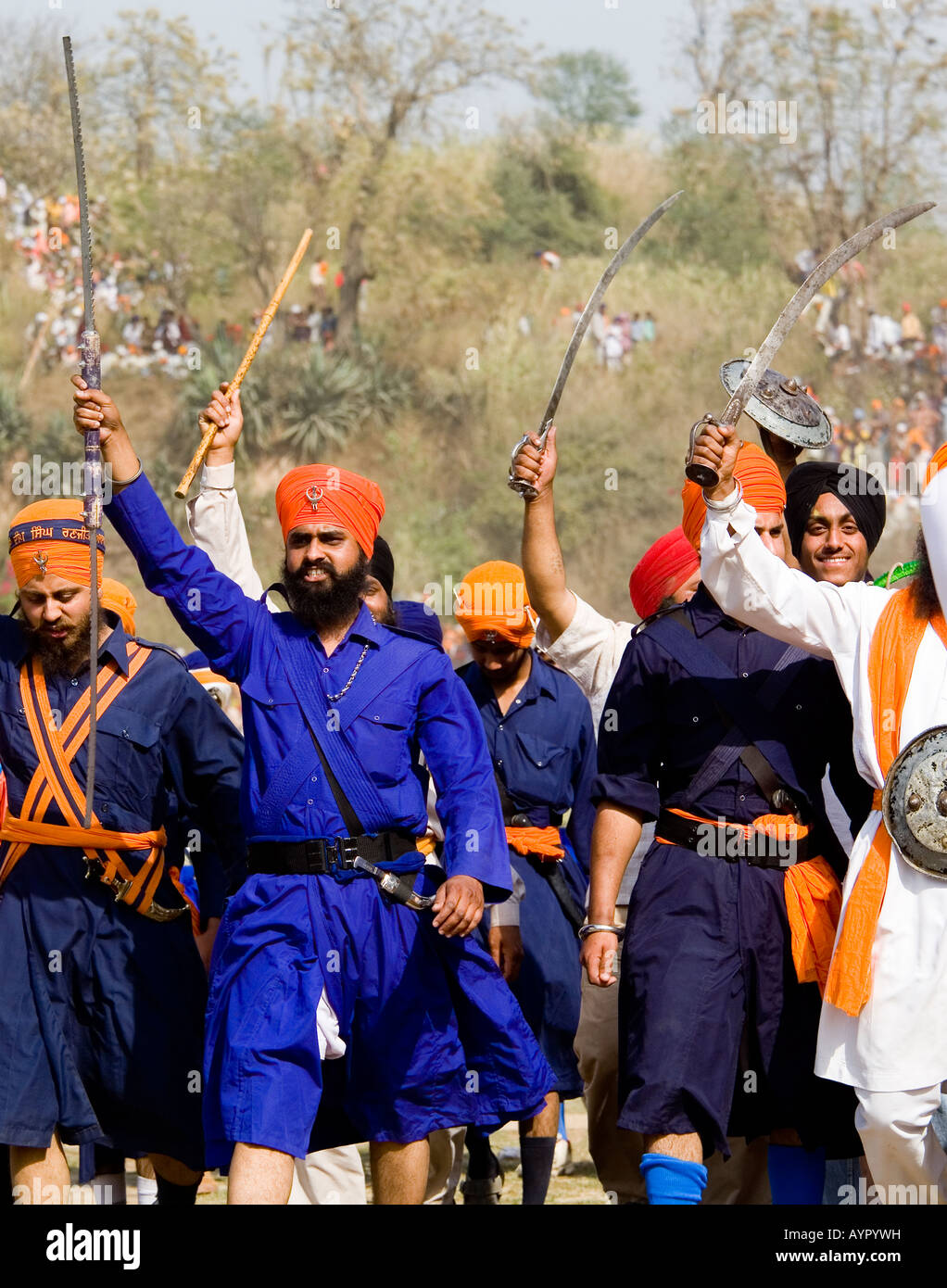 Sikhs in einer militaristischen Pose, Hollamahalla Festival, Anandpursahib, Punjab, Indien Stockfoto