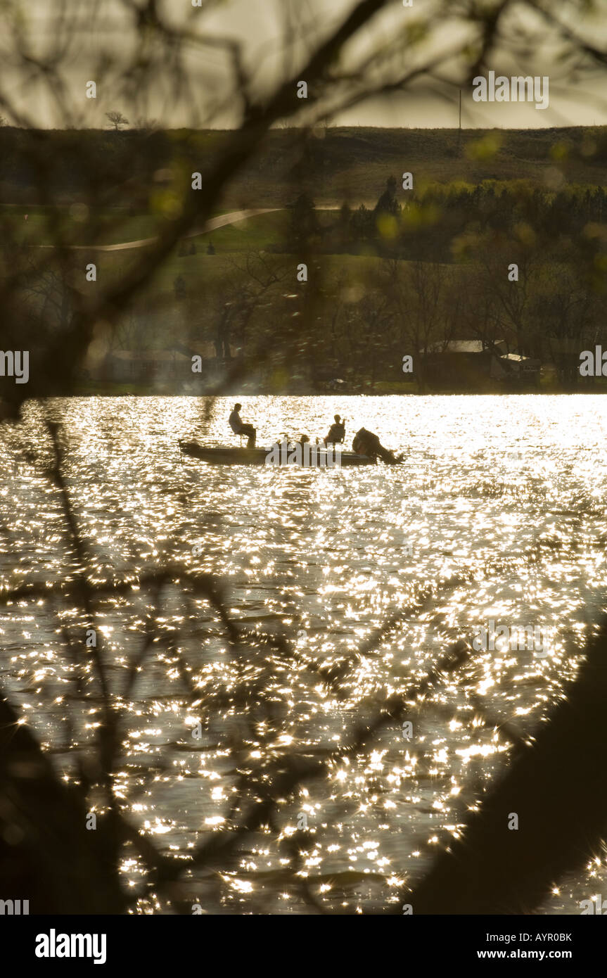 BÄUME UMRAHMEN EIN FISCHERBOOT AN GROßEN STEIN SEE MINNESOTA SOUTH DAKOTA GRENZE Stockfoto