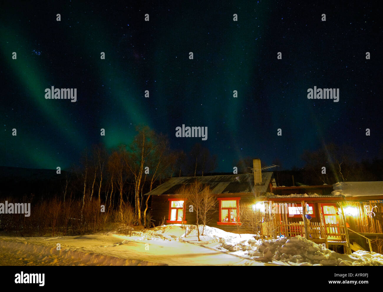 Beleuchtete Holz Kabine, Schnee, northern Lights (Aurora Borealis), Finnmark, Nord-Norwegen, Skandinavien Stockfoto
