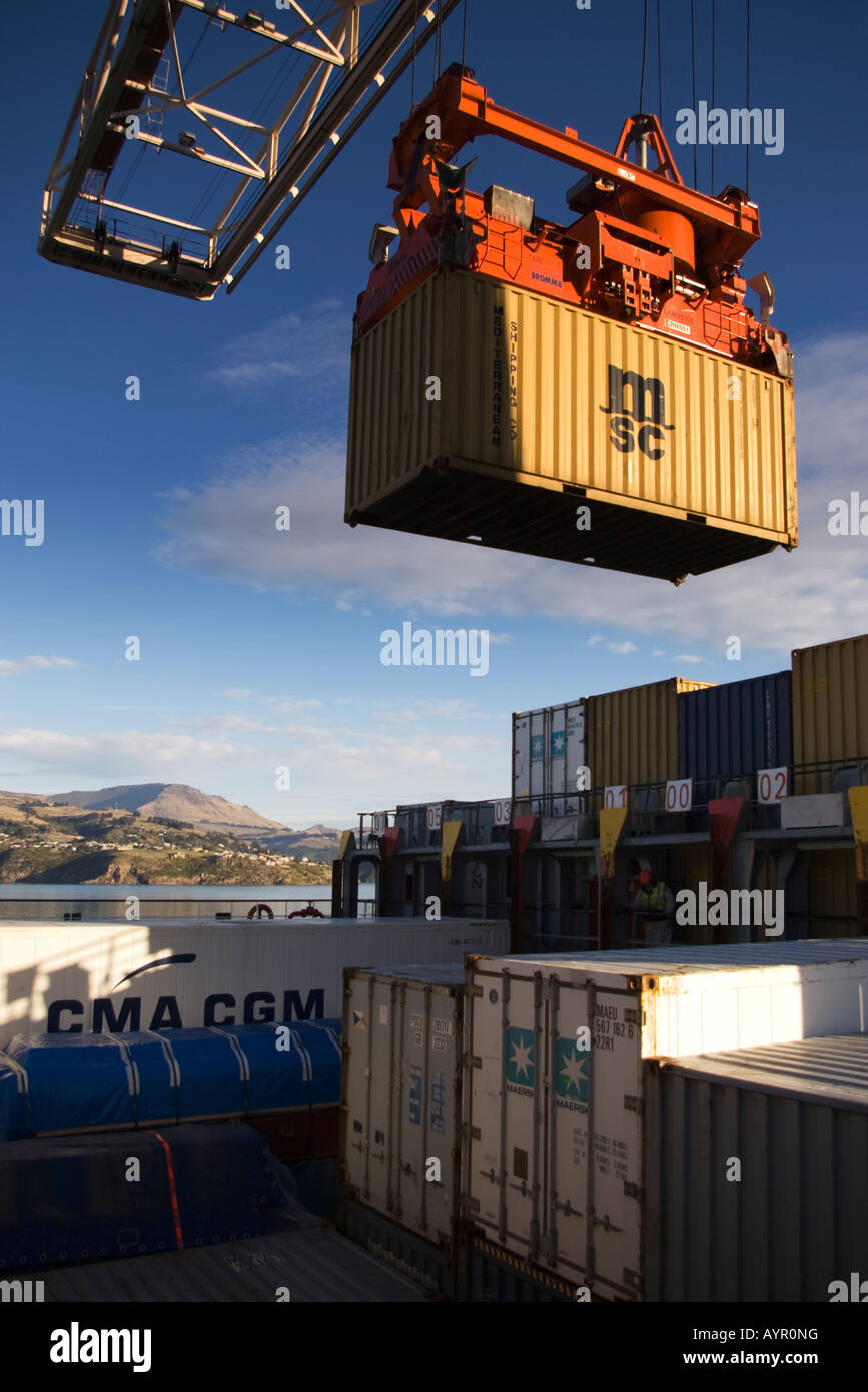 Ein Container wird ein Containerschiff verladen, gesehen vom Deck des Schiffes in Lyttelton, Neuseeland Stockfoto
