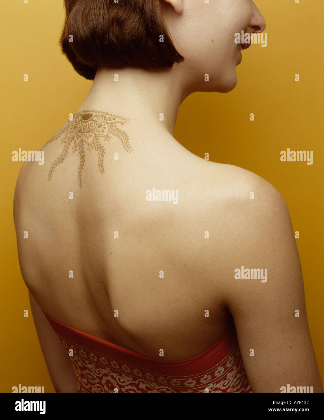 Weibliche Hals Henna-tattoo Stockfoto
