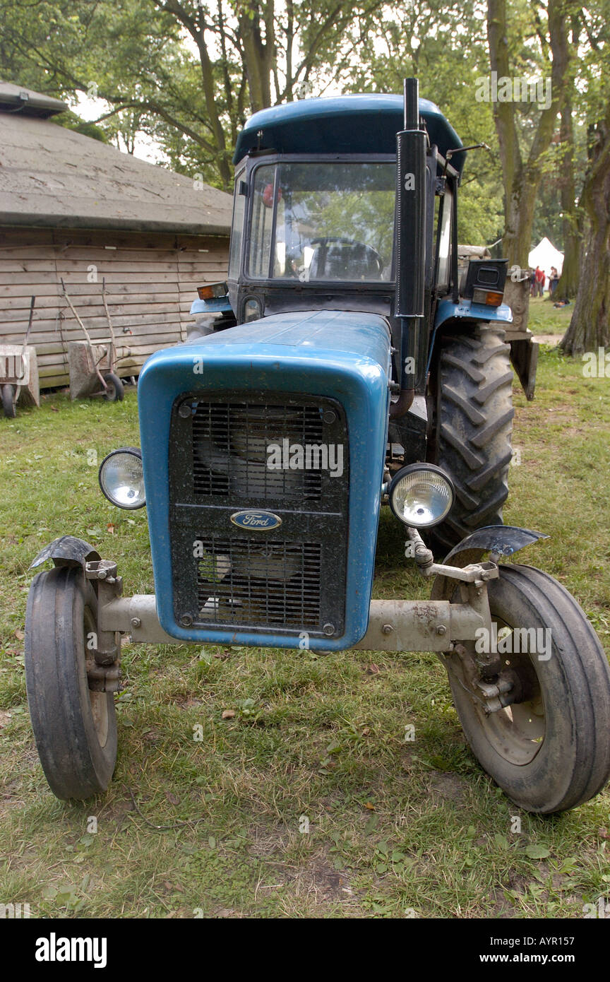Alte polnische Ursus Traktor mit gefälschten Ford emblema Stockfoto