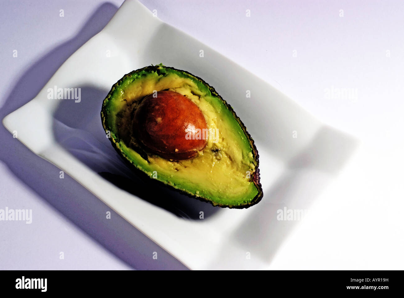 Avocado auf einem weißen Teller | Avocado Stockfoto