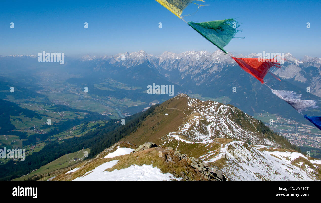 Blick über Inntal in Richtung Bereich Karwendel Gebetsfahnen flattern im Wind, Kellerjoch Hütte, Schwaz, Tirol, Österreich Stockfoto