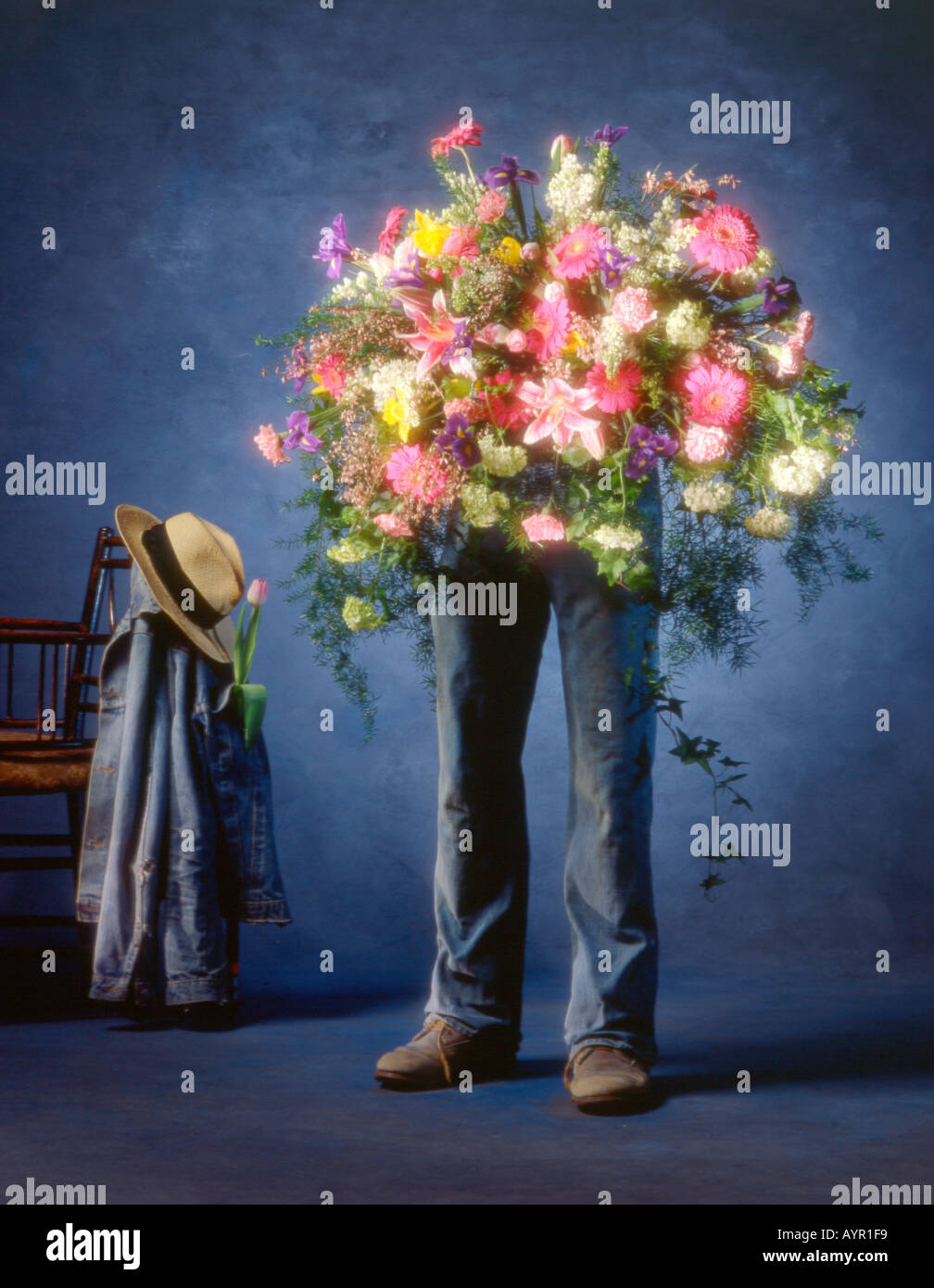 Blue Jeans und Stiefeln verwendet als einem Pflanzer für floweral Blumenstrauß Stockfoto