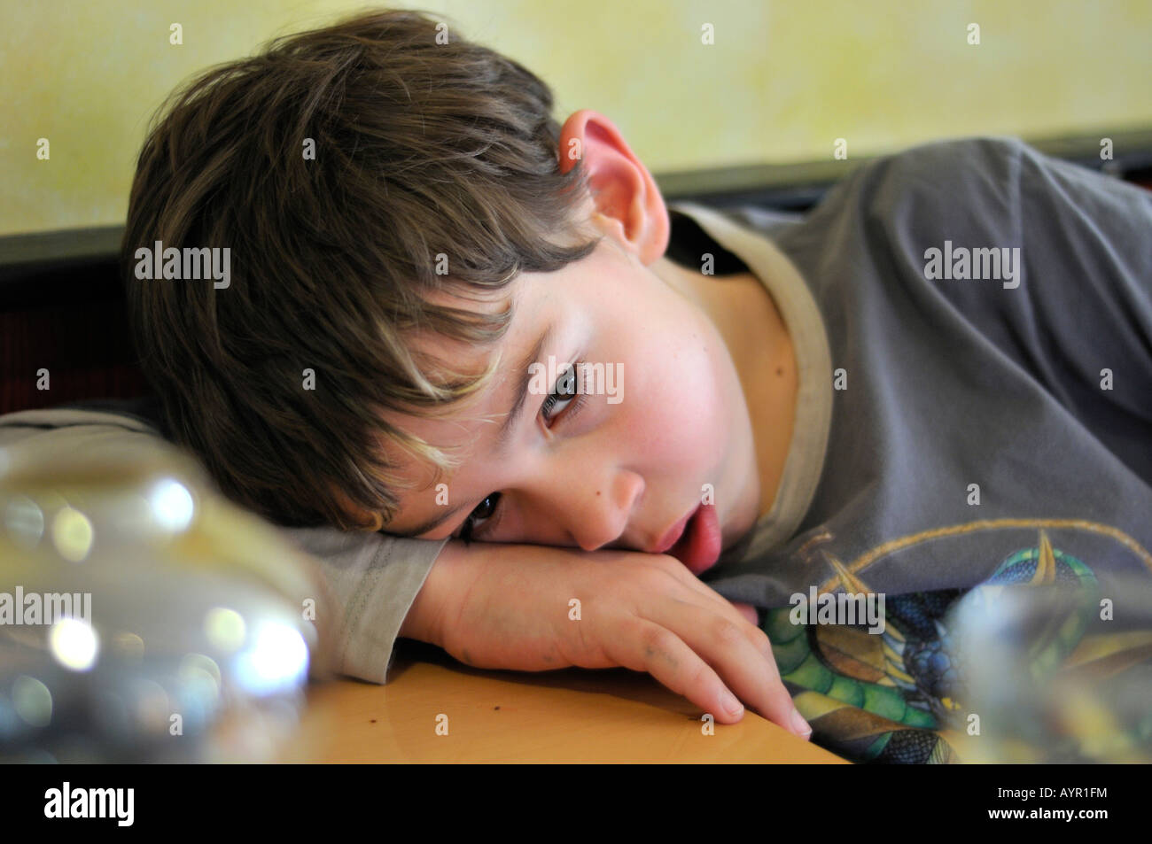 Junge, müde 9 Jahre alt, gelangweilt, nachdenklich Stockfoto