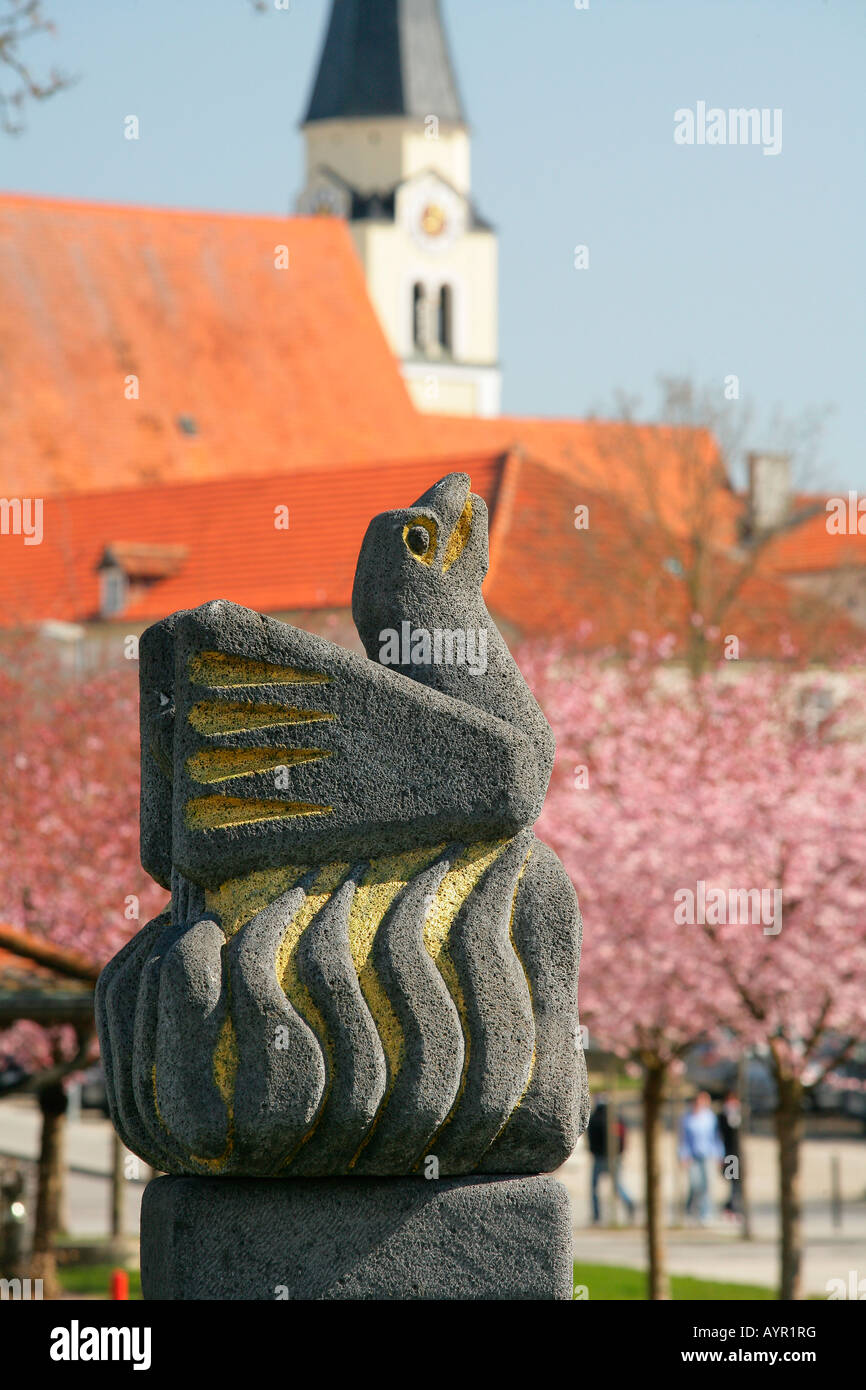 Vogel Skulptur und blühende Kirschbäume, Muehldorf am Inn, Upper Bavaria, Bayern, Deutschland, Europa Stockfoto