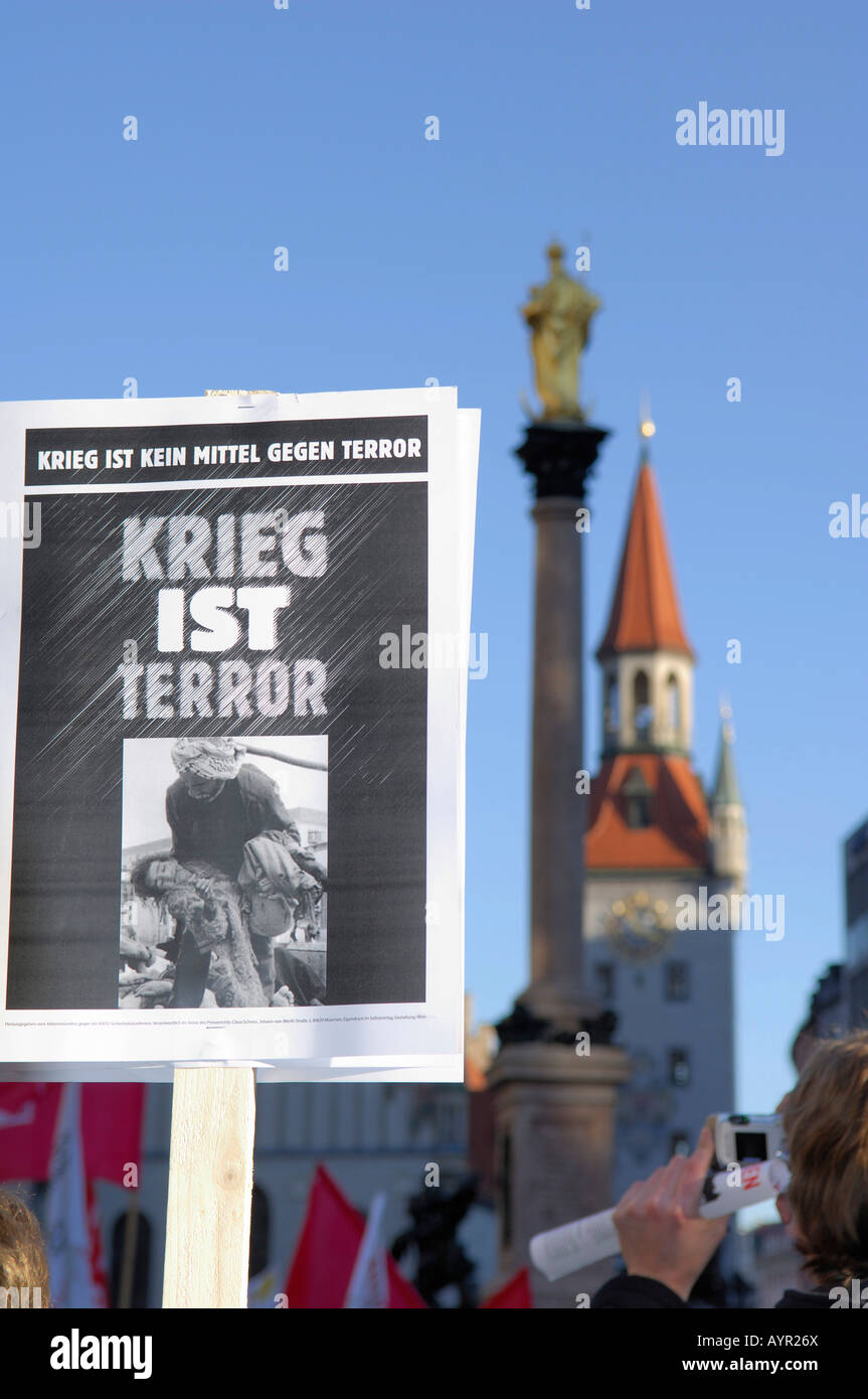 (Deutsch) "Krieg ist Terror" Schild am Protest gegen die 2008 Münchner Konferenz für Sicherheitspolitik, München, Bayern, Deutschland Stockfoto