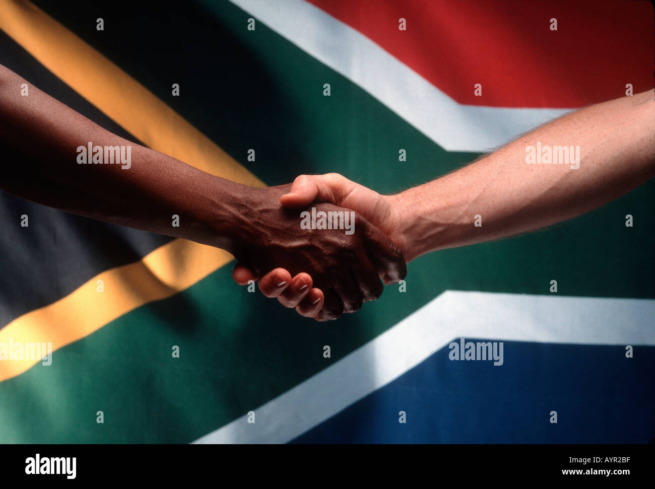 Schwarz und weiß zu schütteln Hände gegen Hintergrund der Flagge von Südafrika enger hoch Stockfoto