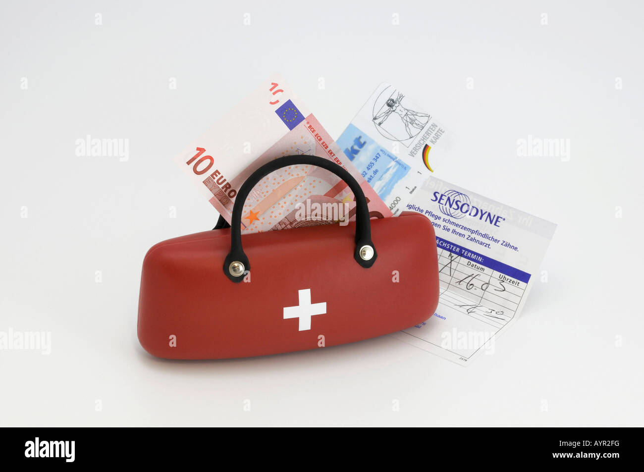 Medizintasche, Krankenversicherung Karte, 10-Euro-Note, Symbol für Arzthonorare Stockfoto