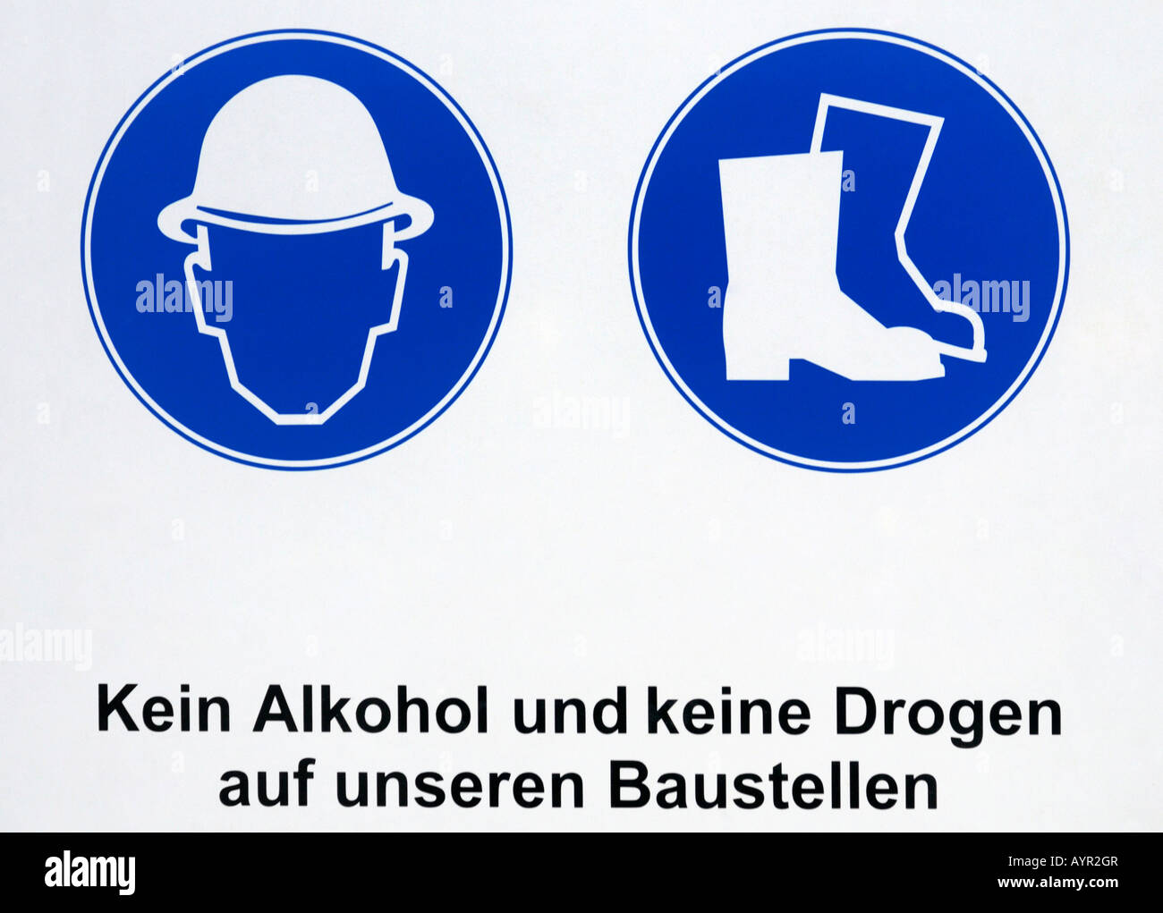 Zeichen auf einer Baustelle: Bilder zeigen Bauarbeiterhelm und Stahl-toed Stiefel getragen werden müssen und die Worte (Deutsch) "keine Drogen oder Alc Stockfoto