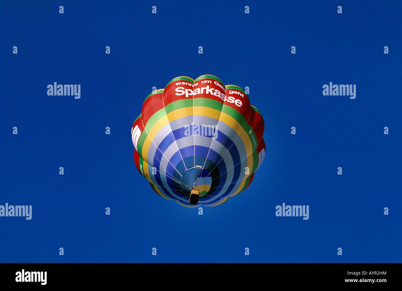 Sparkasse (deutsche Bank) Heißluftballon Ansicht von unten Stockfoto