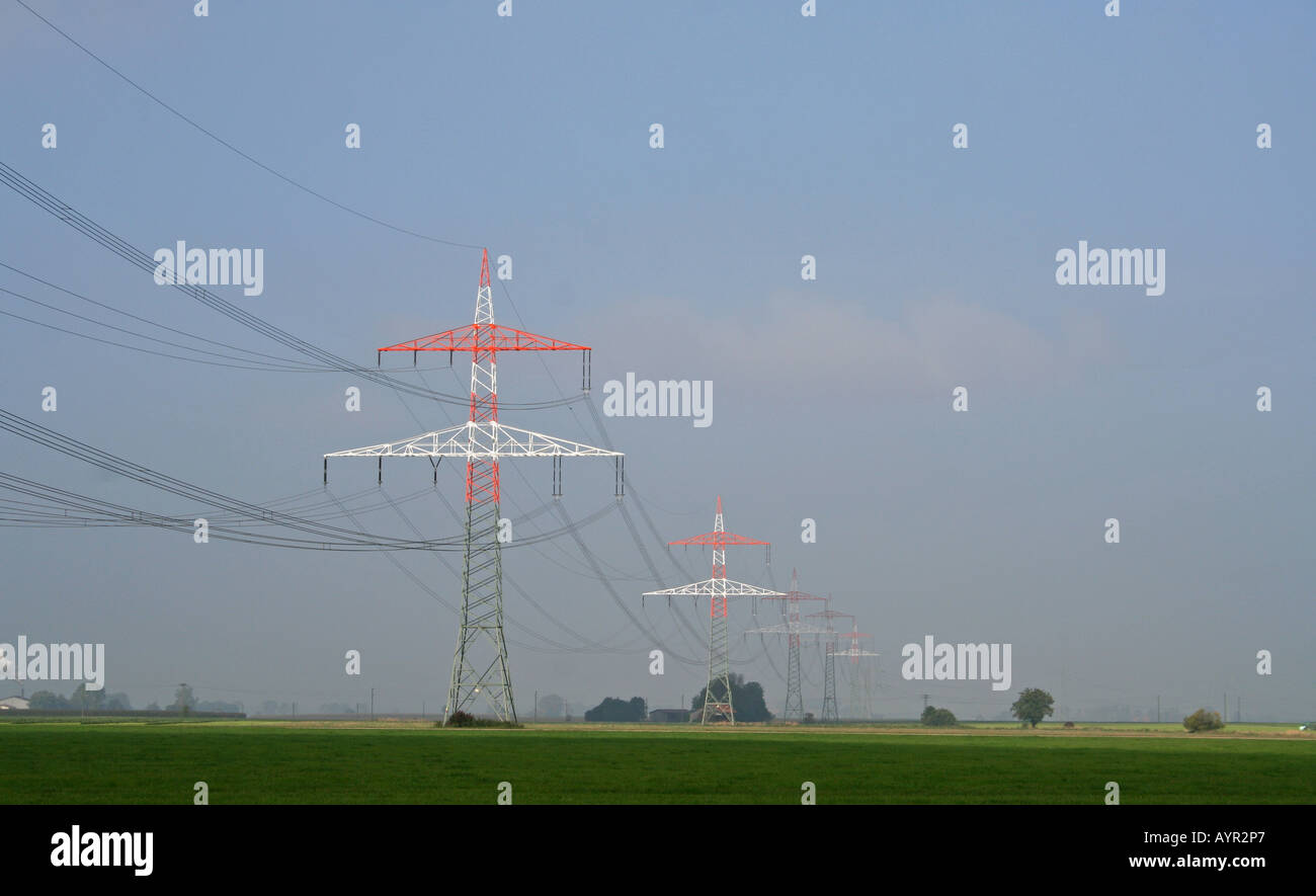 rote und weiße Strommasten Stockfoto