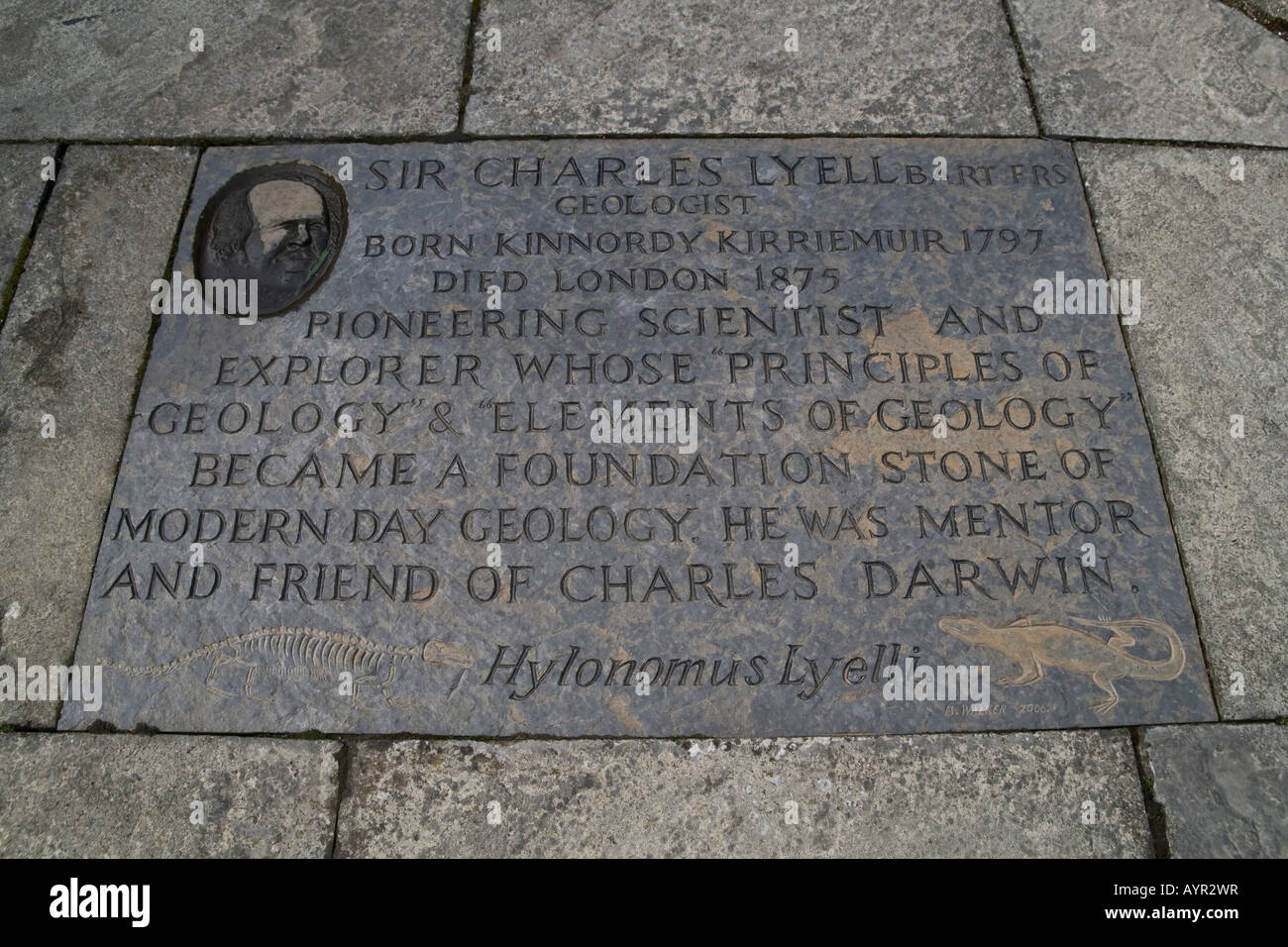 Sir Charles Lyell Geologe und Explorer eingraviert in Steinplatte Sculpted durch Bruce Walker in Kirriemuir UK Stockfoto