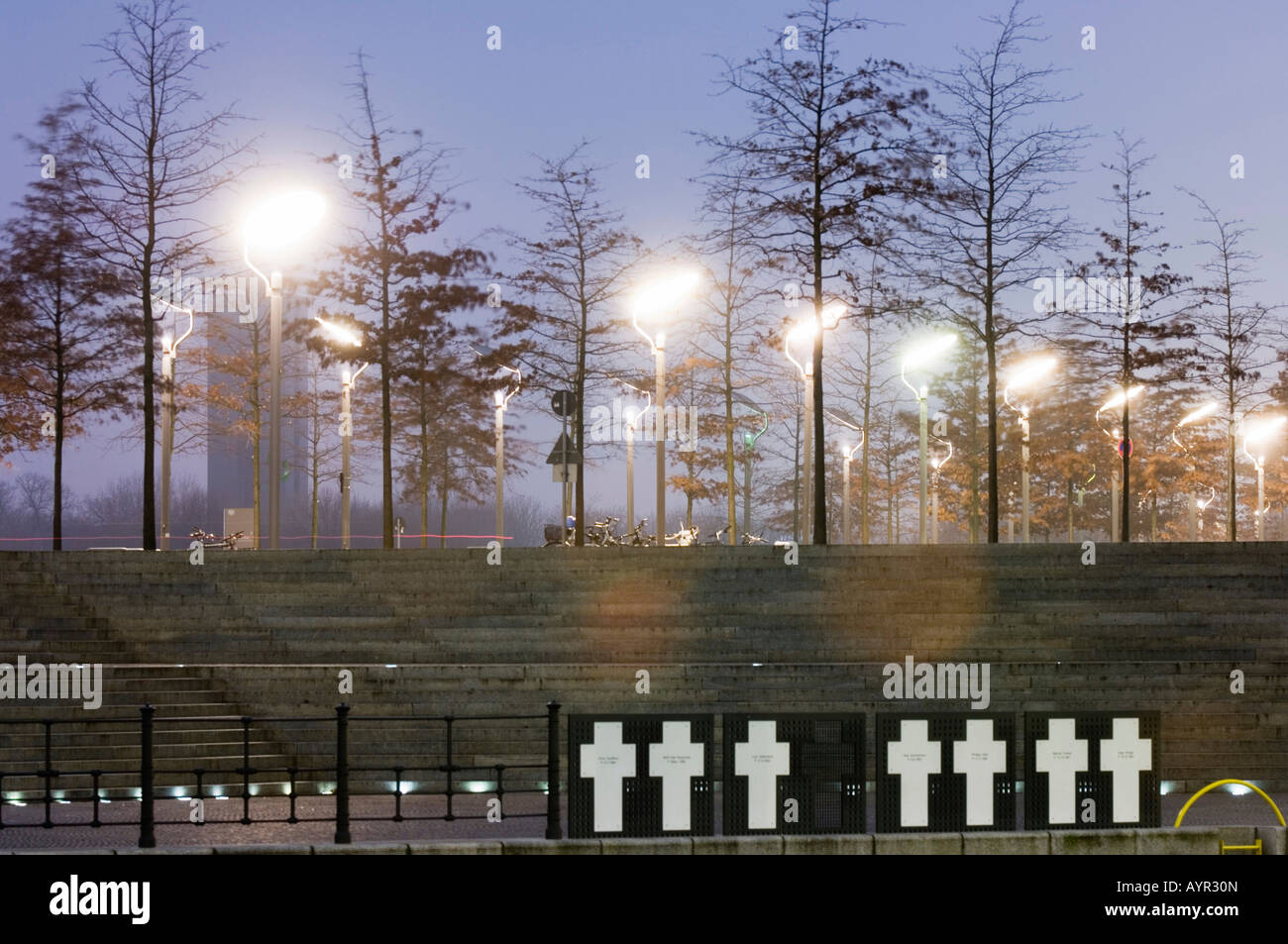 Sieben Kreuze mit den Namen von Chris Gueffroy, Wolf Olaf Muszinski, Lutz Haberland, Axel Hannemann, Philipp Held, Werner Probs Stockfoto
