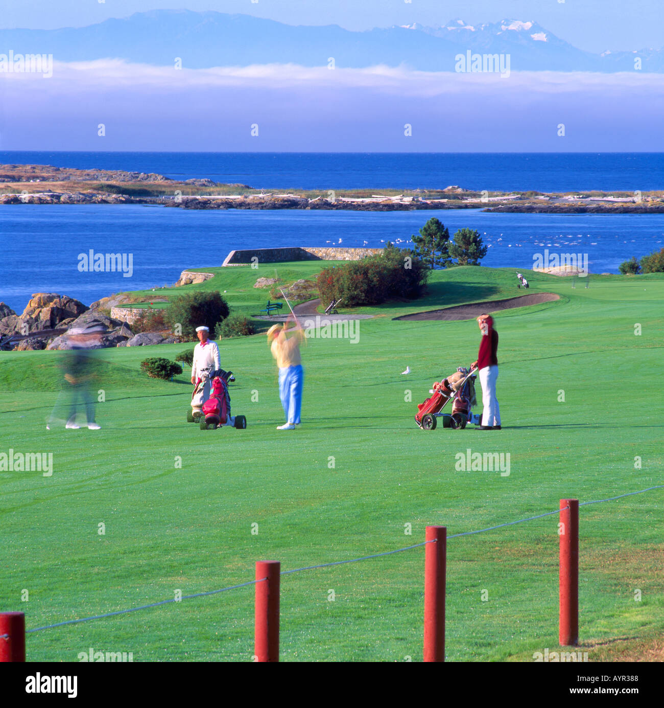 Victoria, BC, Britisch-Kolumbien, Kanada - Golfen am Golfplatz im Victoria Golf Club mit Blick auf die Strait Of Juan De Fuca Senioren Stockfoto