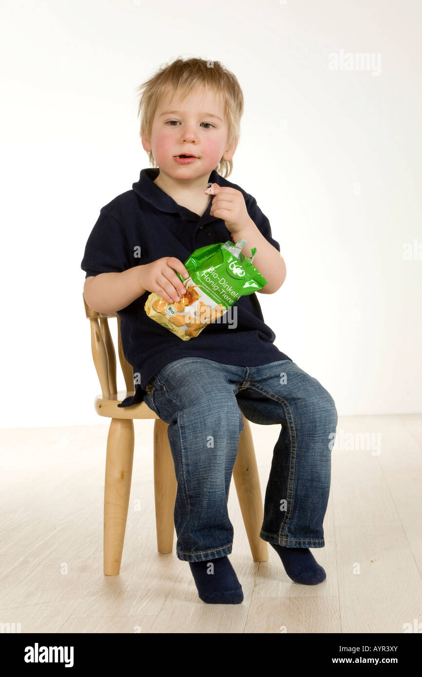 Zwei-jähriger Junge Cracker Essen Stockfoto