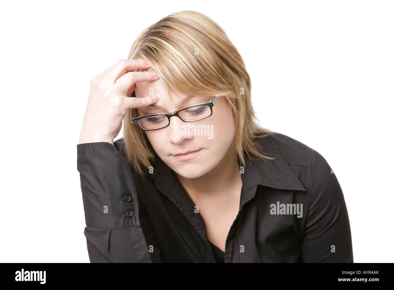 Junge blonde Frau mit Brille, Stirn berühren Stockfoto