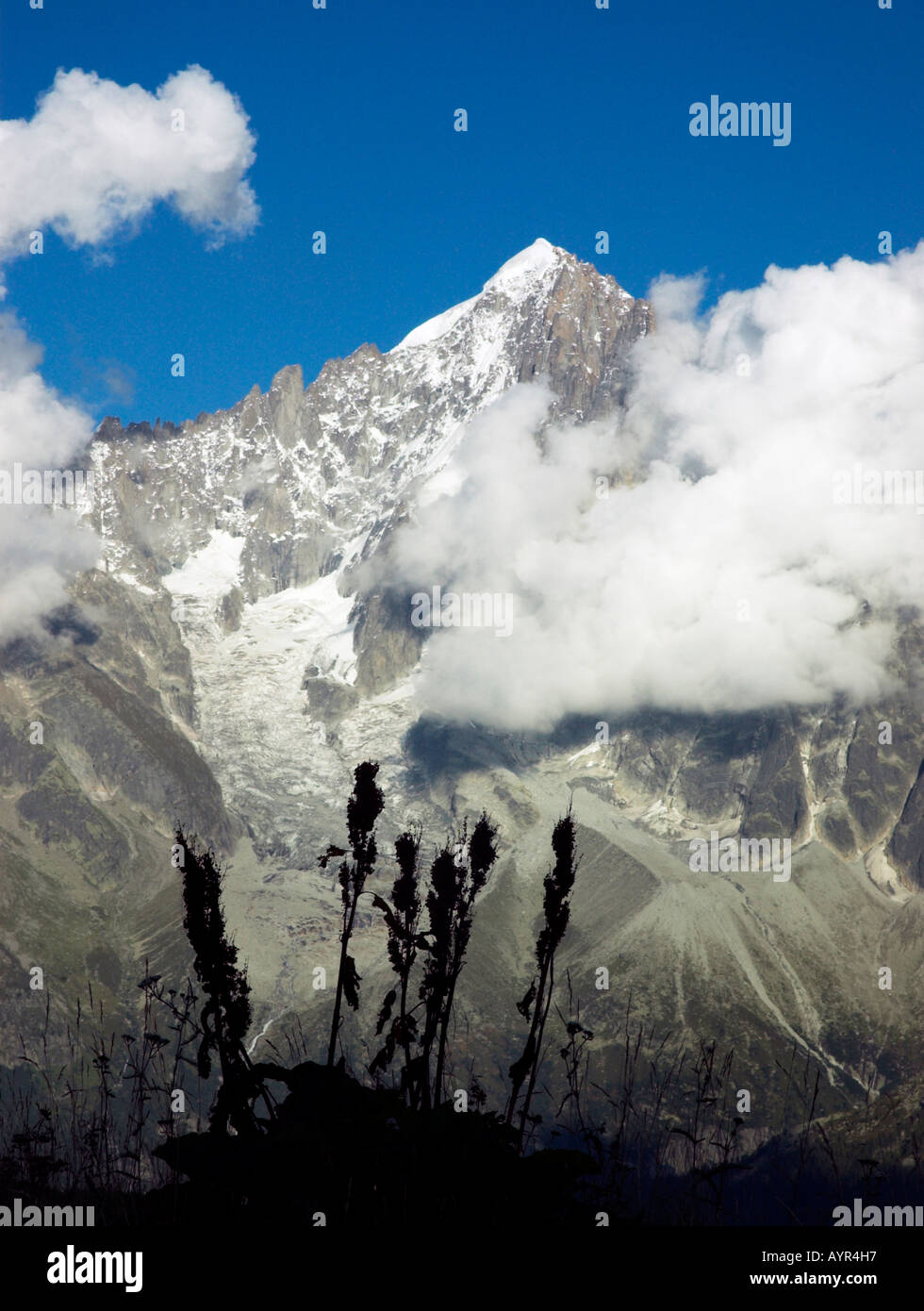 Wolken sammeln rund um den Gipfel der Aiguille Verte in den französischen Alpen Chamonix Frankreich Stockfoto