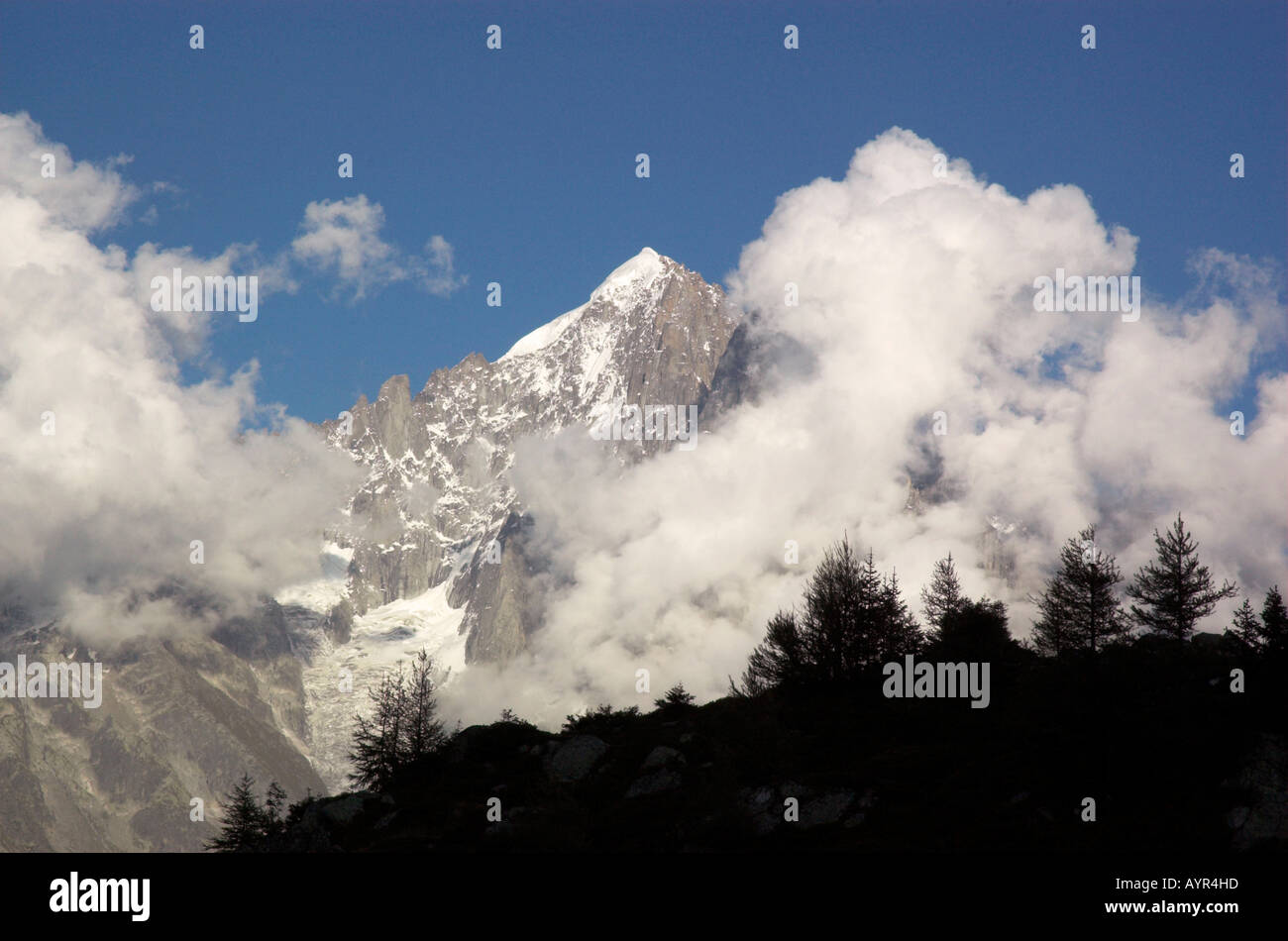 Wolken sammeln rund um den Gipfel der Aiguille Verte in den französischen Alpen Chamonix Frankreich Stockfoto