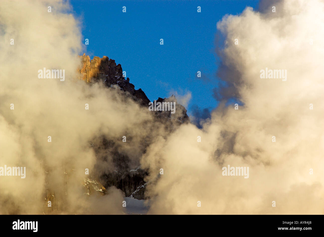 Wolken sammeln rund um den Gipfel der Aiguille de Grépon in den französischen Alpen Chamonix Frankreich Stockfoto
