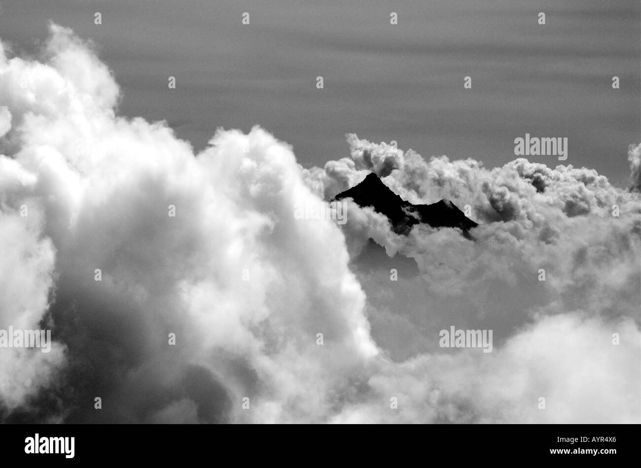 Den Gipfel eines Berges in den französischen Alpen allein in einem Meer der Wolken Stockfoto