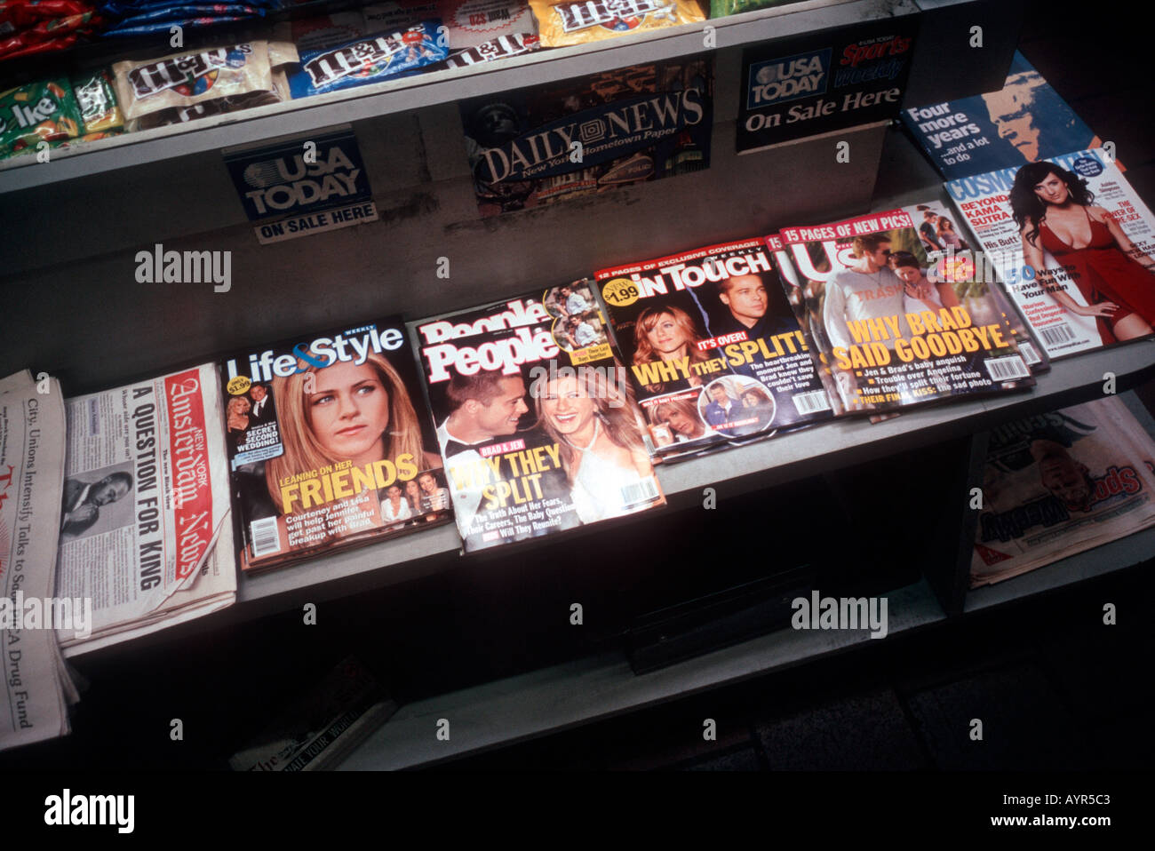 Eine Anzeige der Klatschblätter in einem NYC u-Bahn Kiosk prangert die Pause sich Brad Pitt und Jennifer Aniston Stockfoto