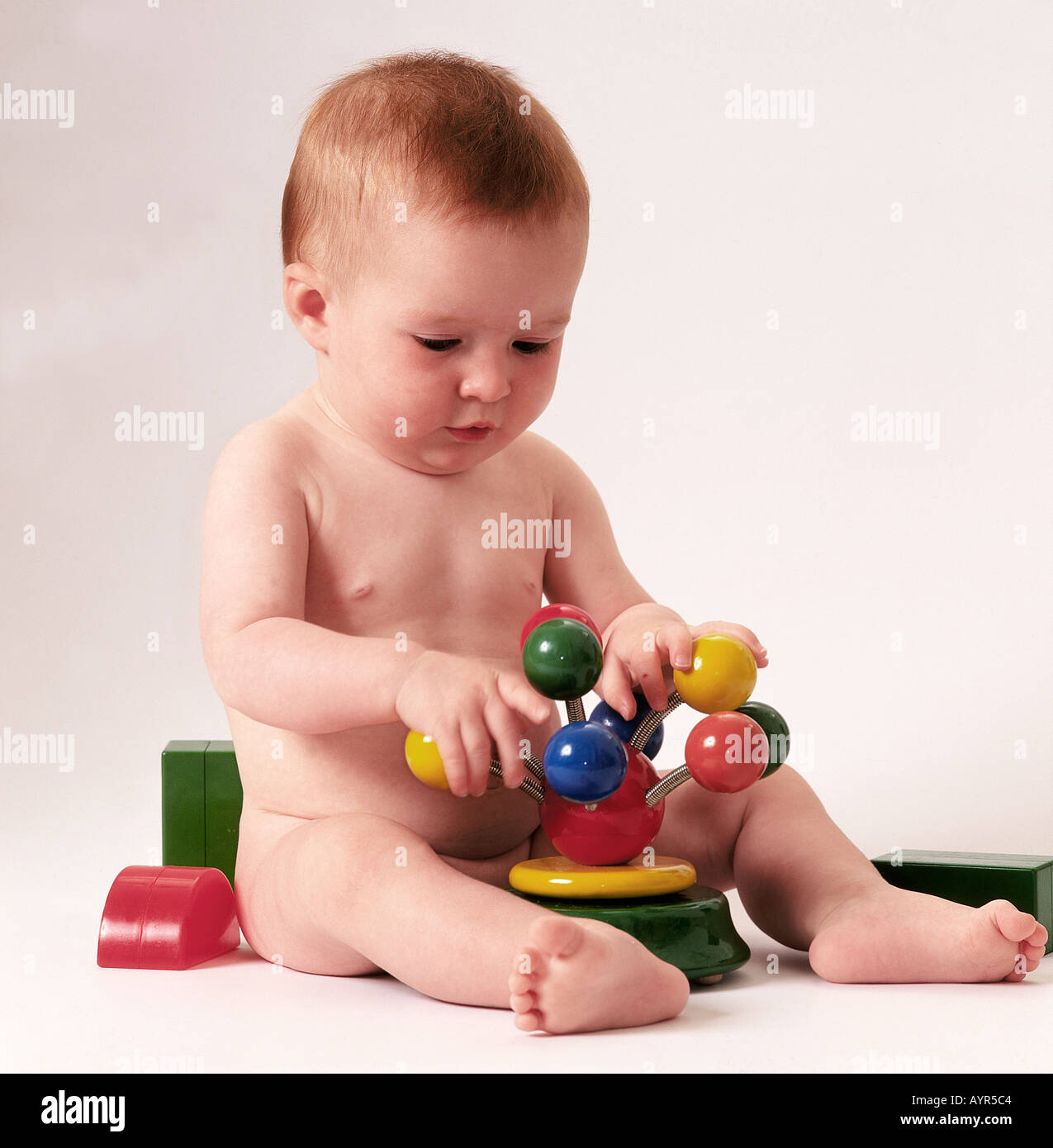 Baby entdeckt, neue Dinge zu tun und wie sie interagieren mit ihren Händen Stockfoto